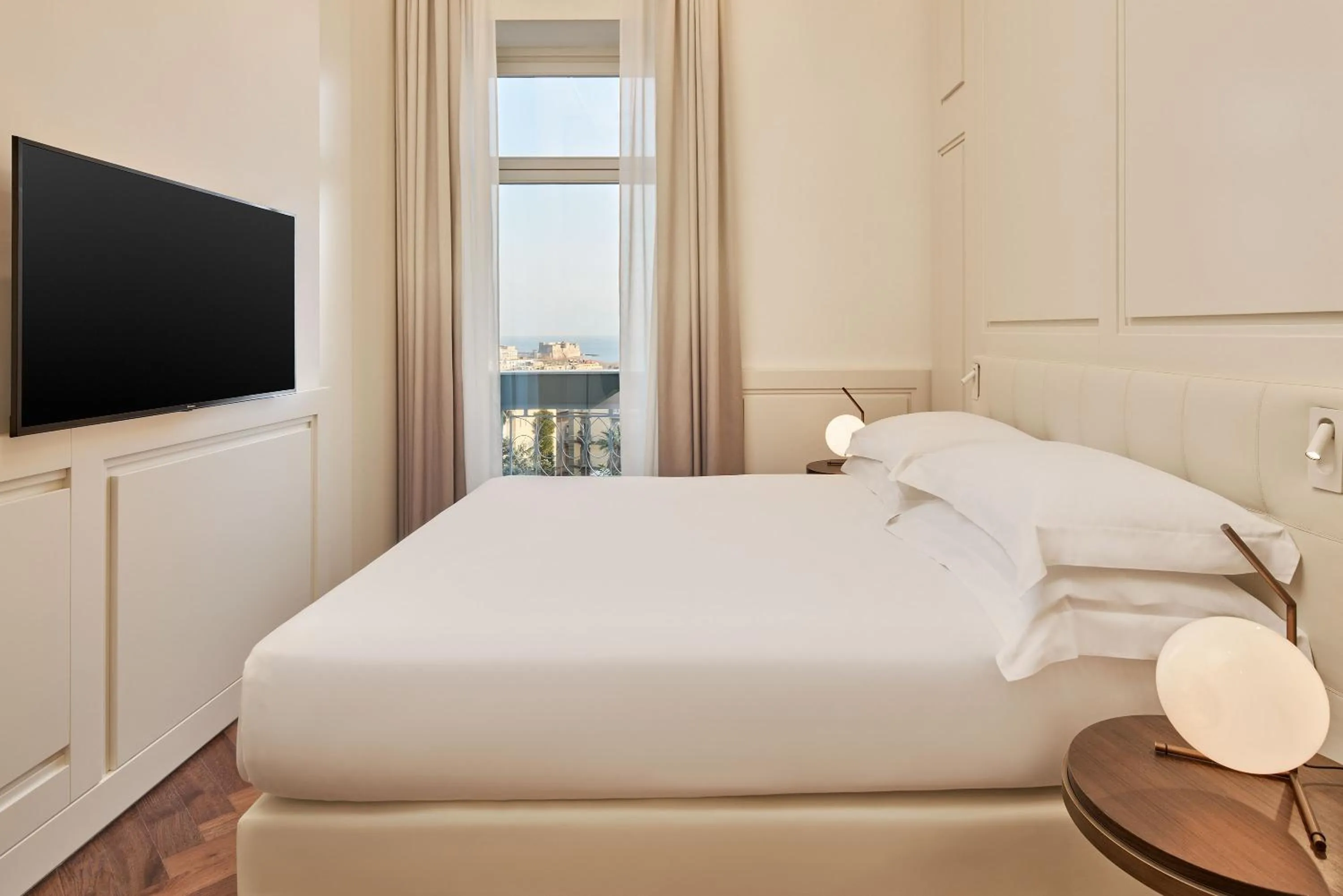 Bedroom, Bed in De Bonart Naples, Curio Collection By Hilton