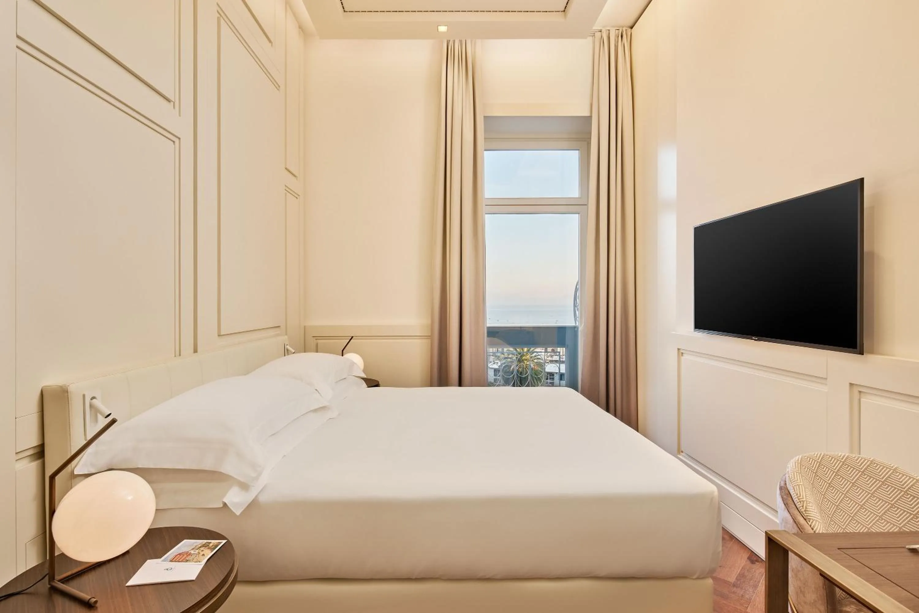 Bedroom, Bed in De Bonart Naples, Curio Collection By Hilton