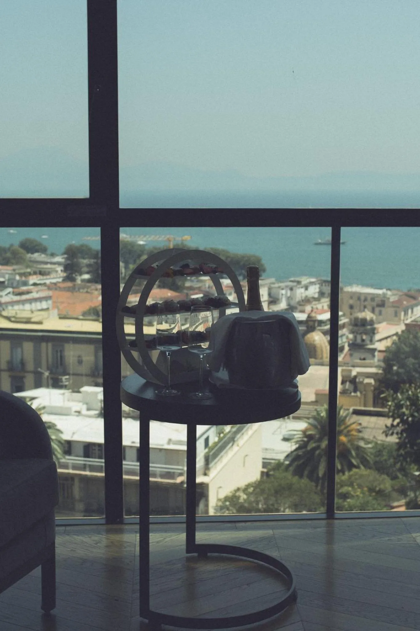 Restaurant/places to eat in De Bonart Naples, Curio Collection By Hilton