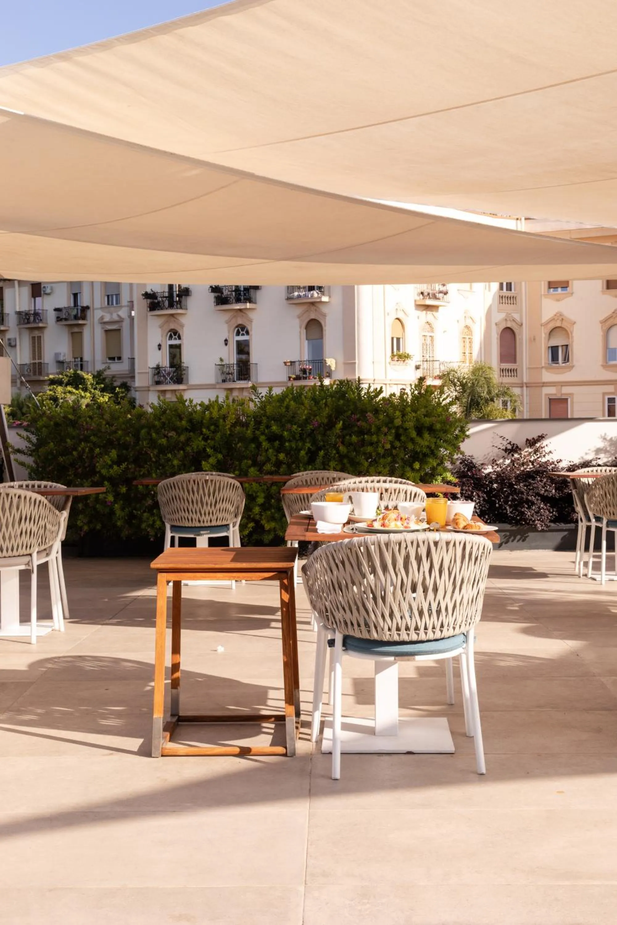 Breakfast in De Bonart Naples, Curio Collection By Hilton