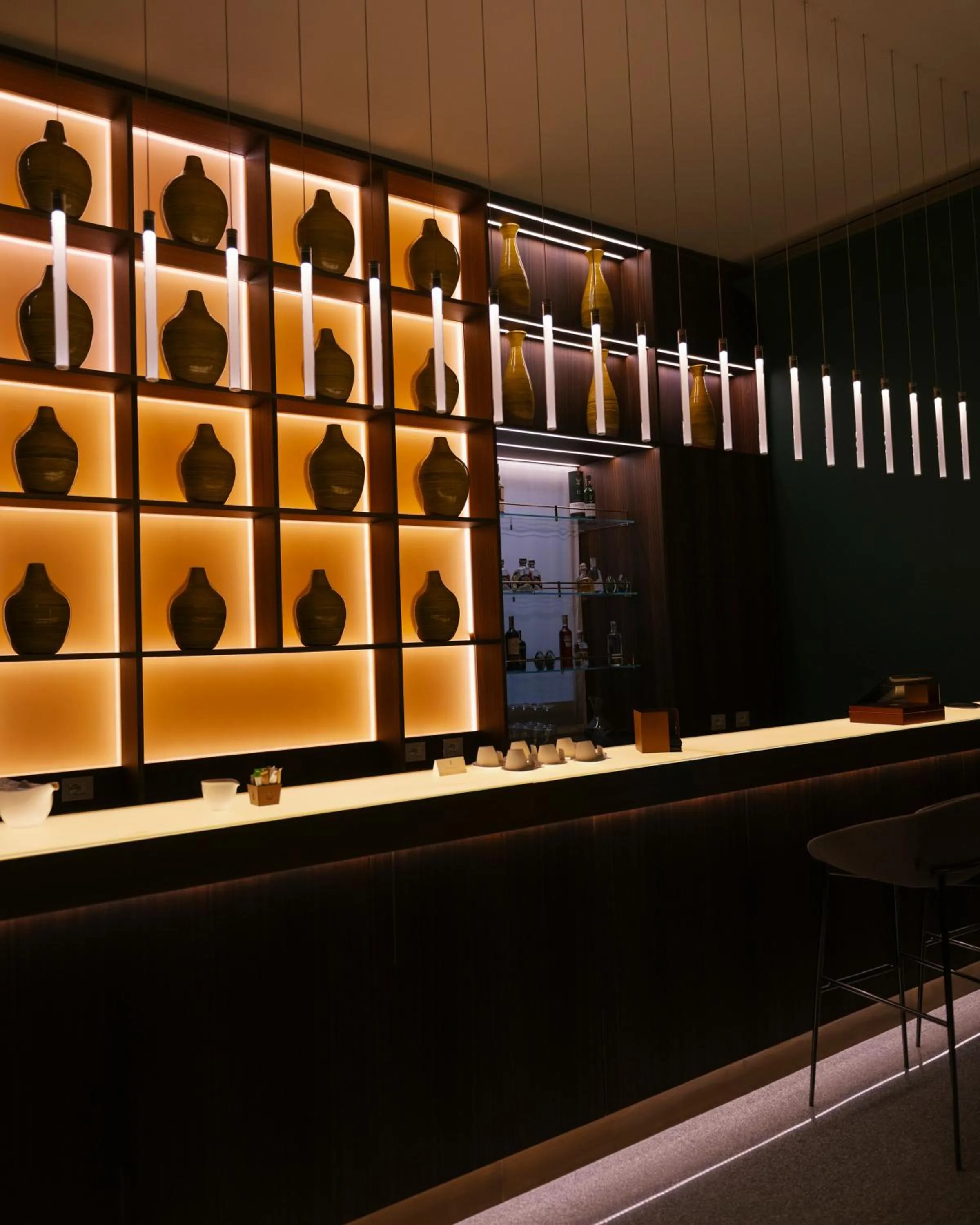 Lounge or bar in De Bonart Naples, Curio Collection By Hilton