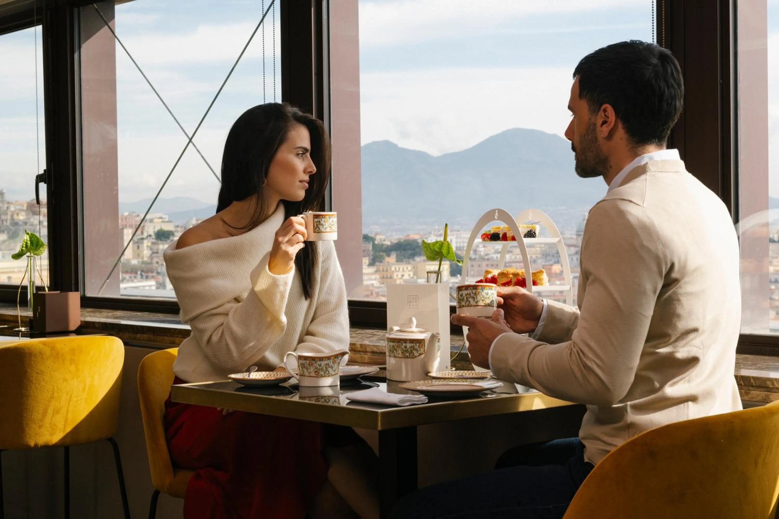 Restaurant/places to eat in De Bonart Naples, Curio Collection By Hilton