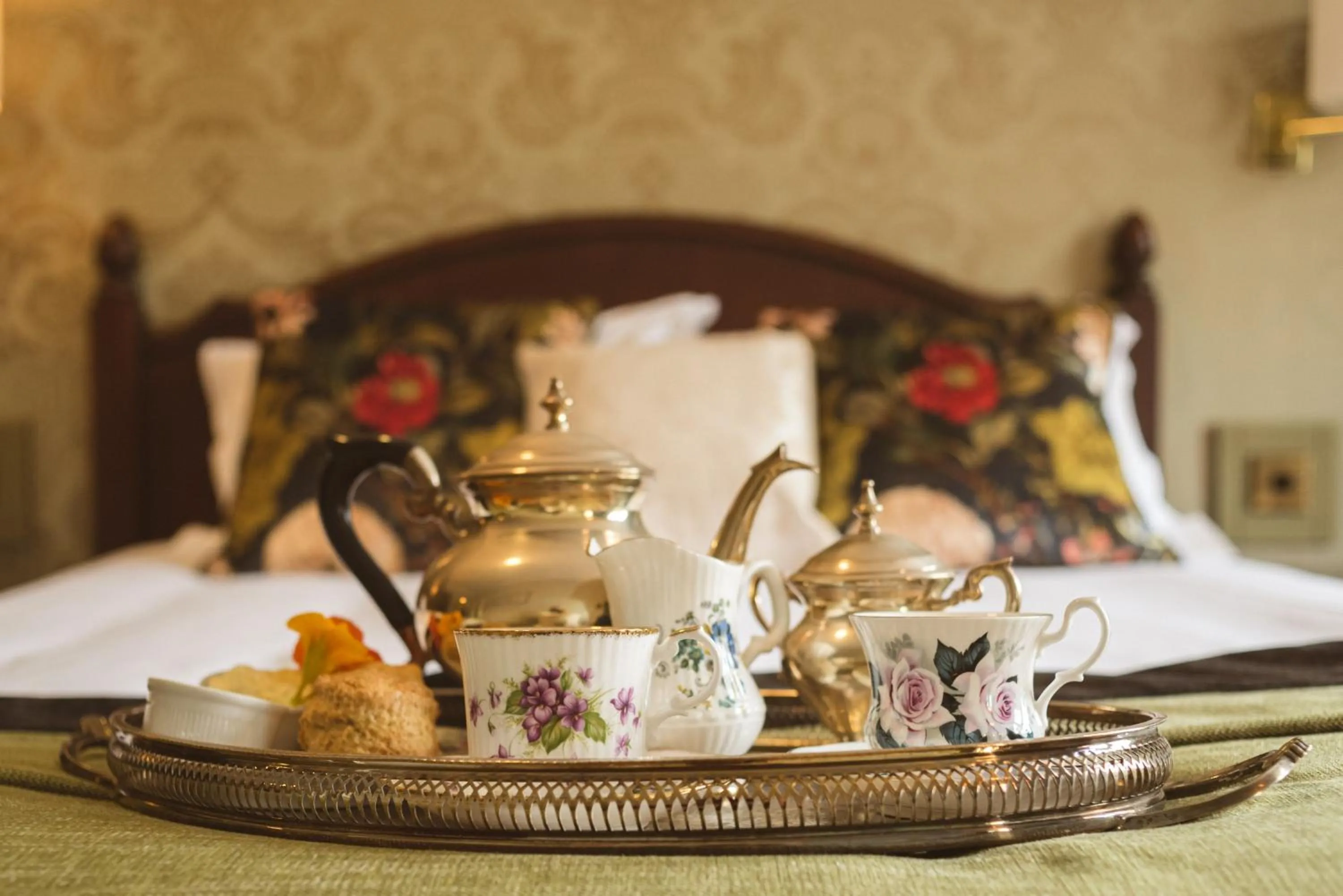 Food and drinks, Bed in Fernhill House Hotel & Gardens