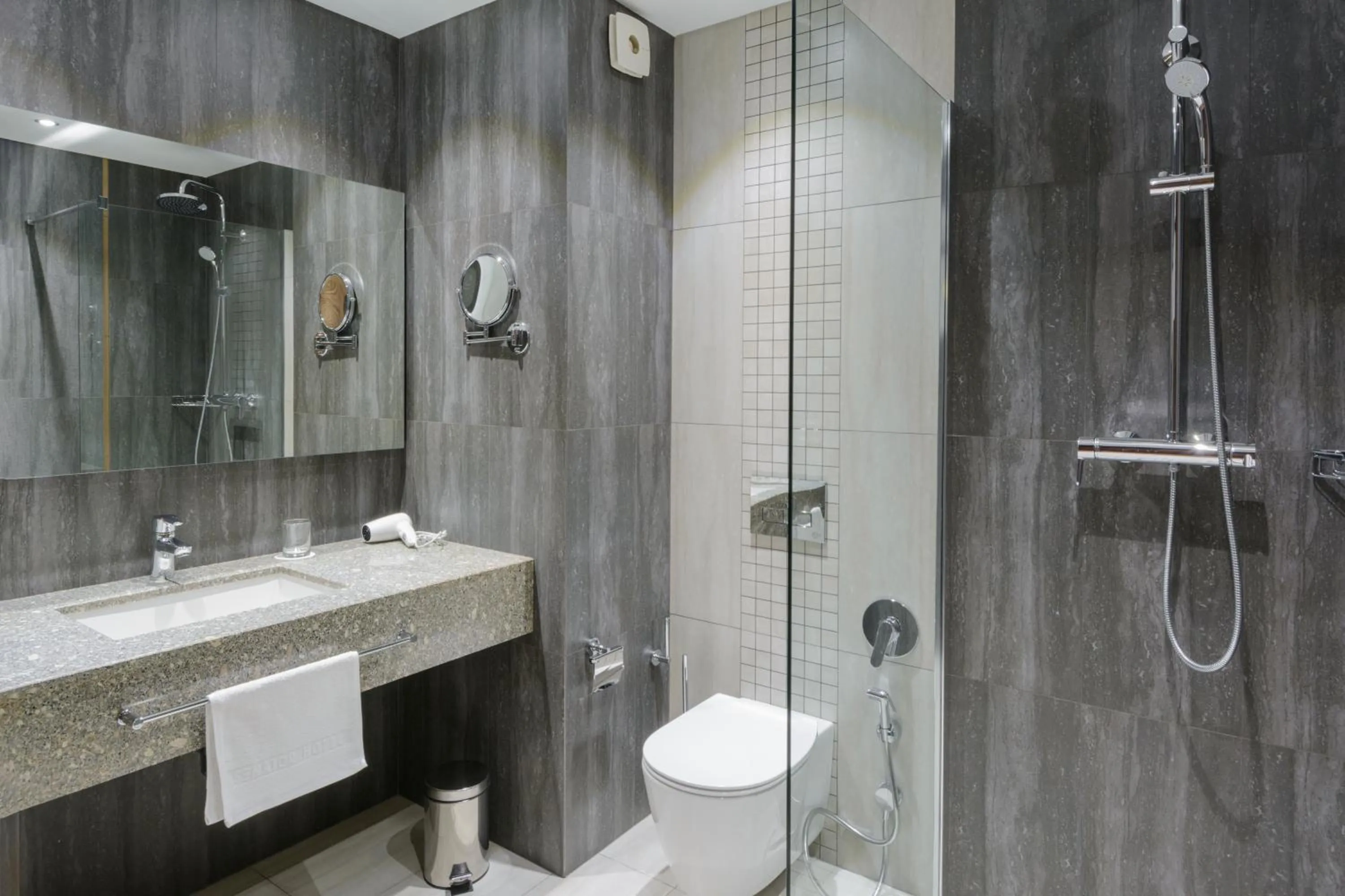 Bathroom in Hotel Senator