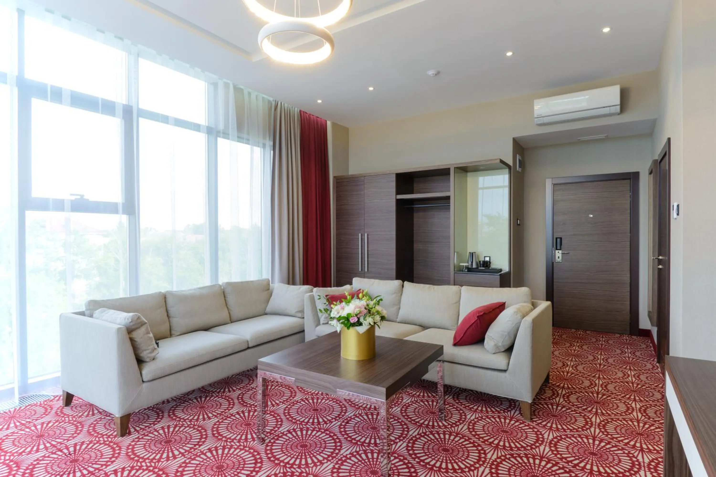 Photo of the whole room in Hotel Senator