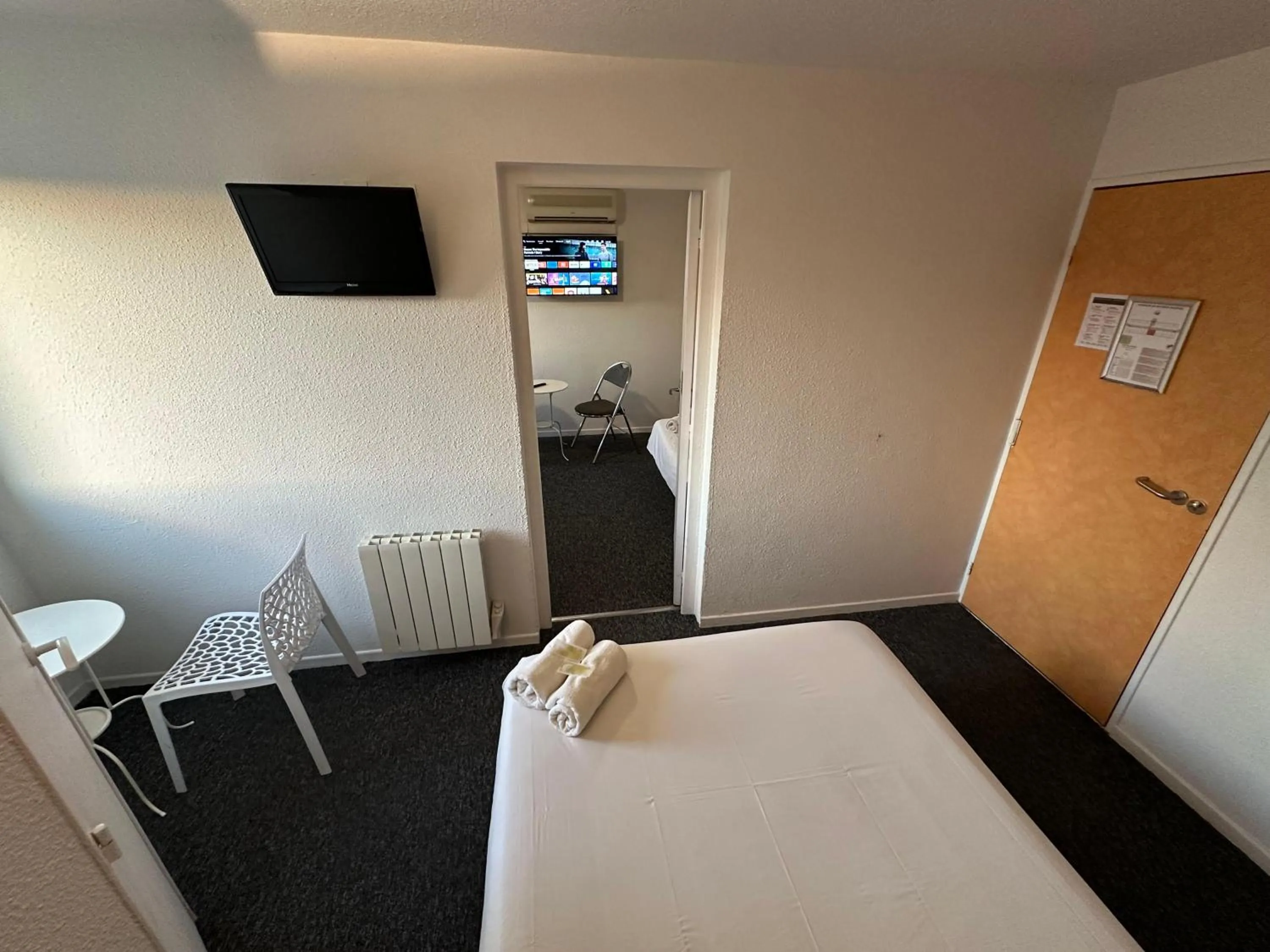 Bedroom, Bed in L'Escale d'Alès HOTEL