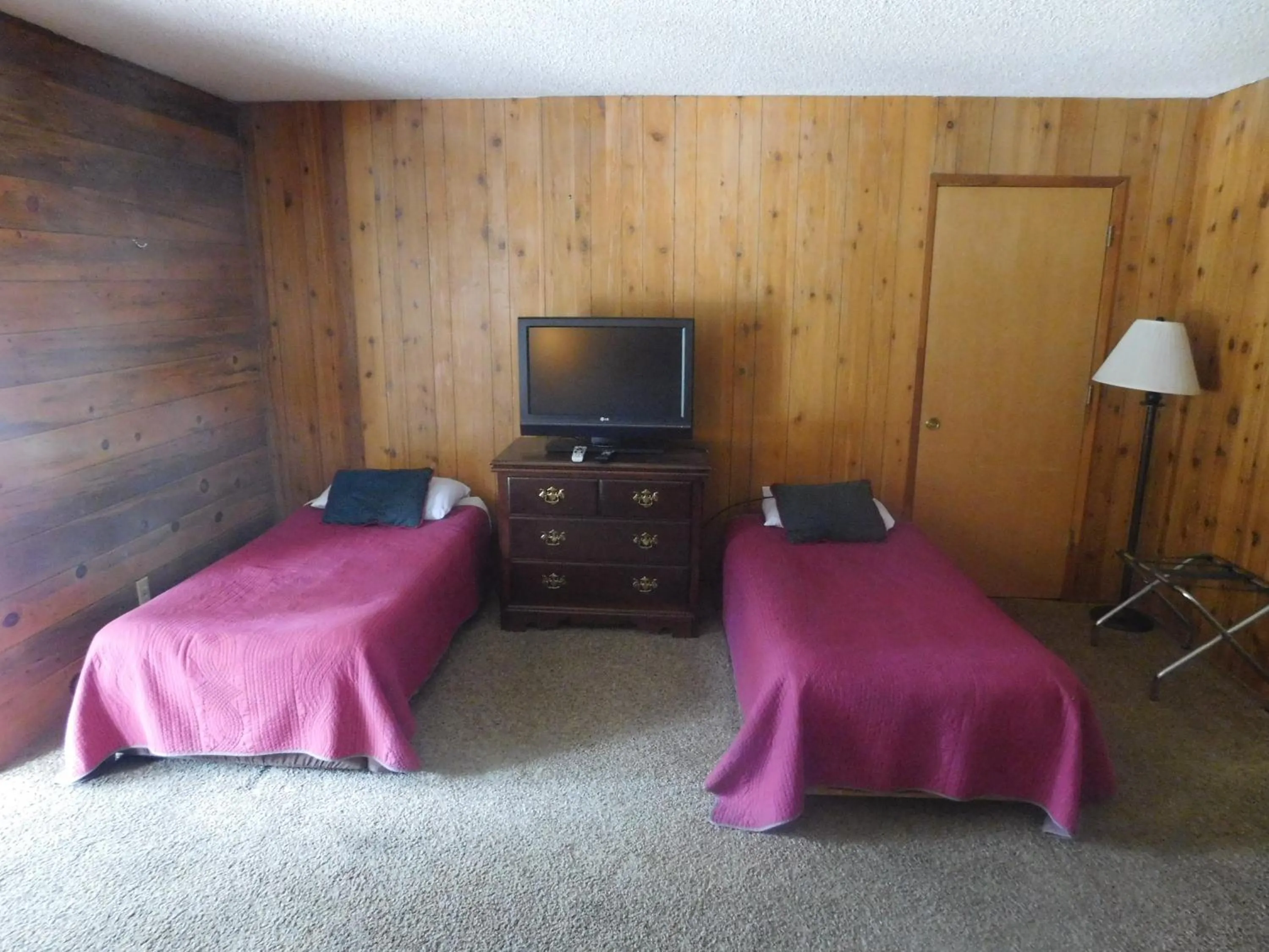 Bed in The Tamarack Lodge