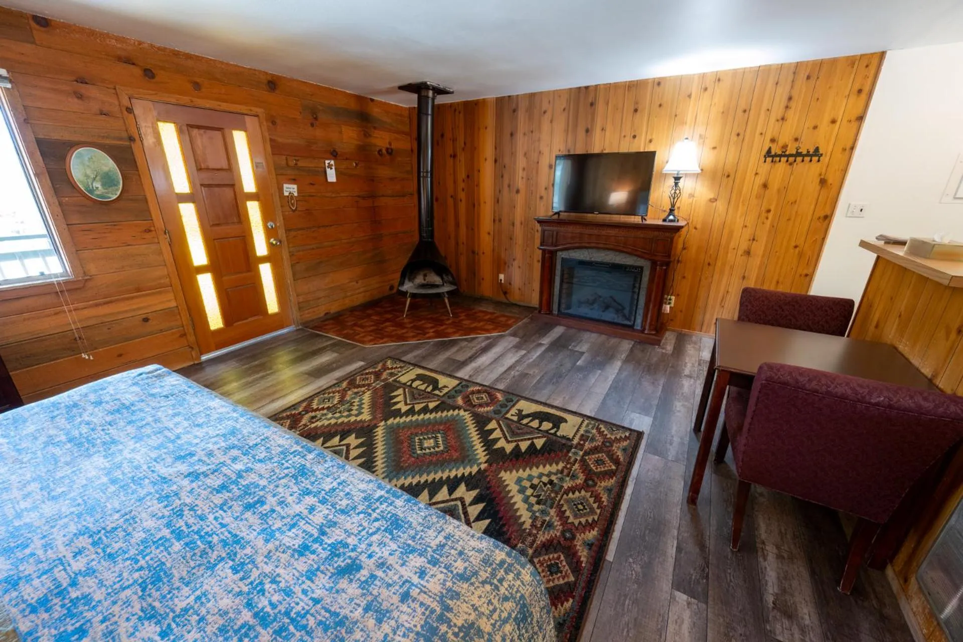 Living room, Bed in The Tamarack Lodge