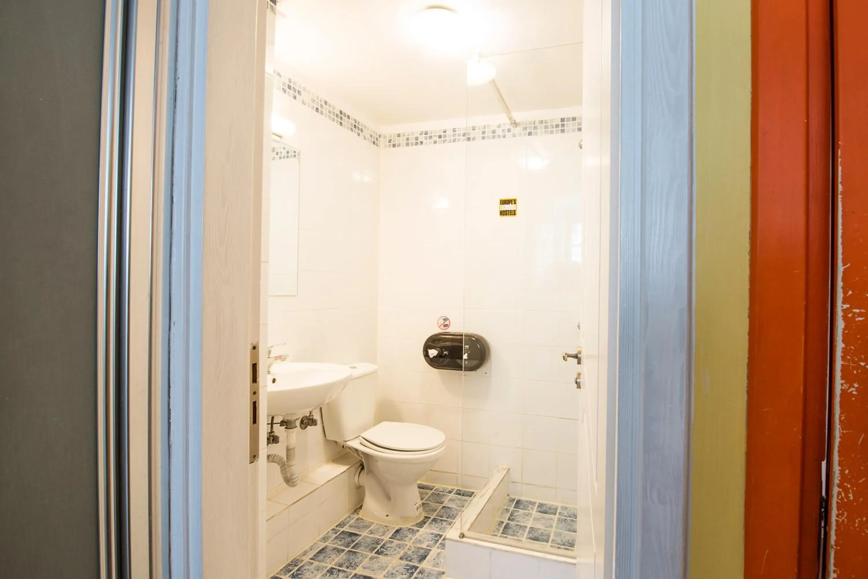 6-Bed Private Room Ensuite in Safestay Athens Monastiraki 6-Bed Private Room Ensuite in Safestay Athens Monastiraki