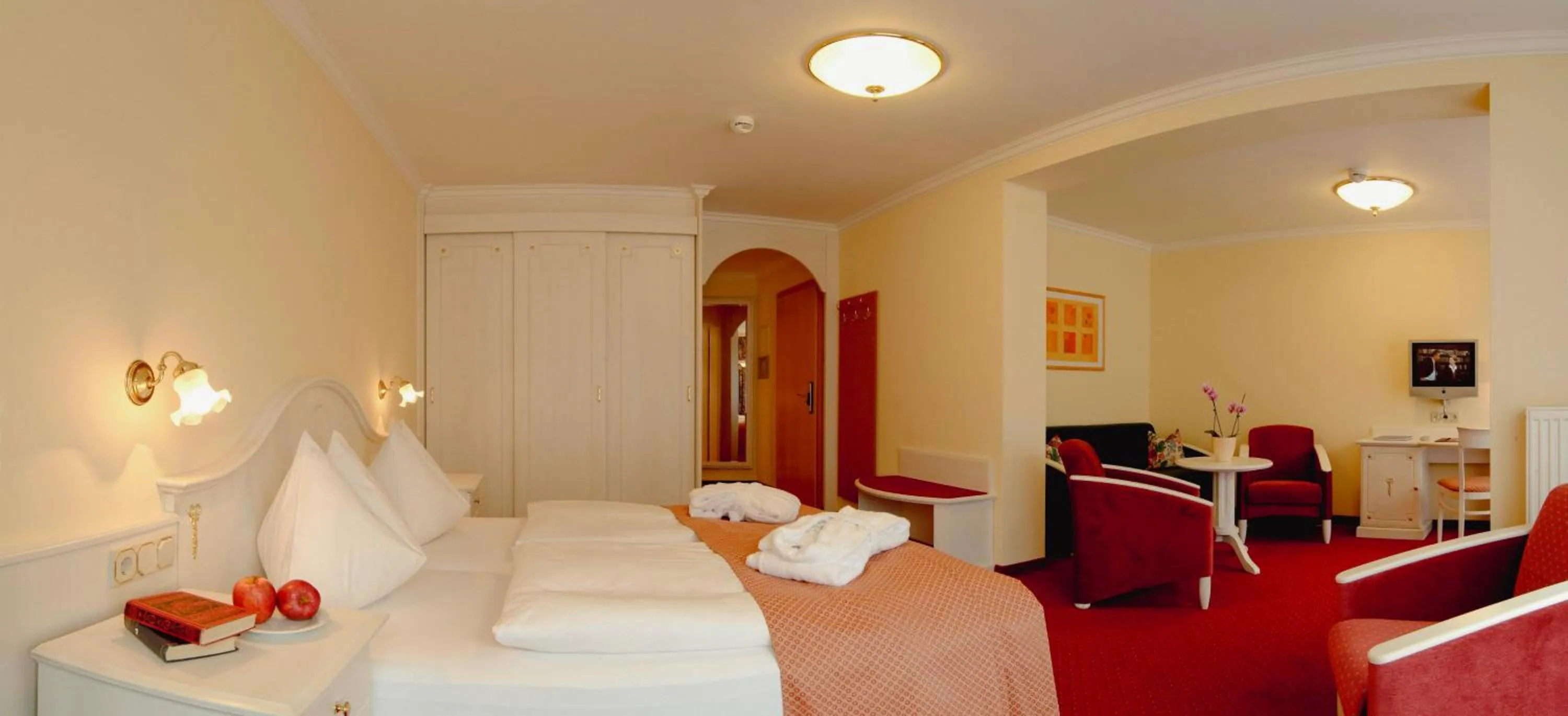 Photo of the whole room, Bed in Hotel Norica - Thermenhotels Gastein mit dem Bademantel direkt in die Therme