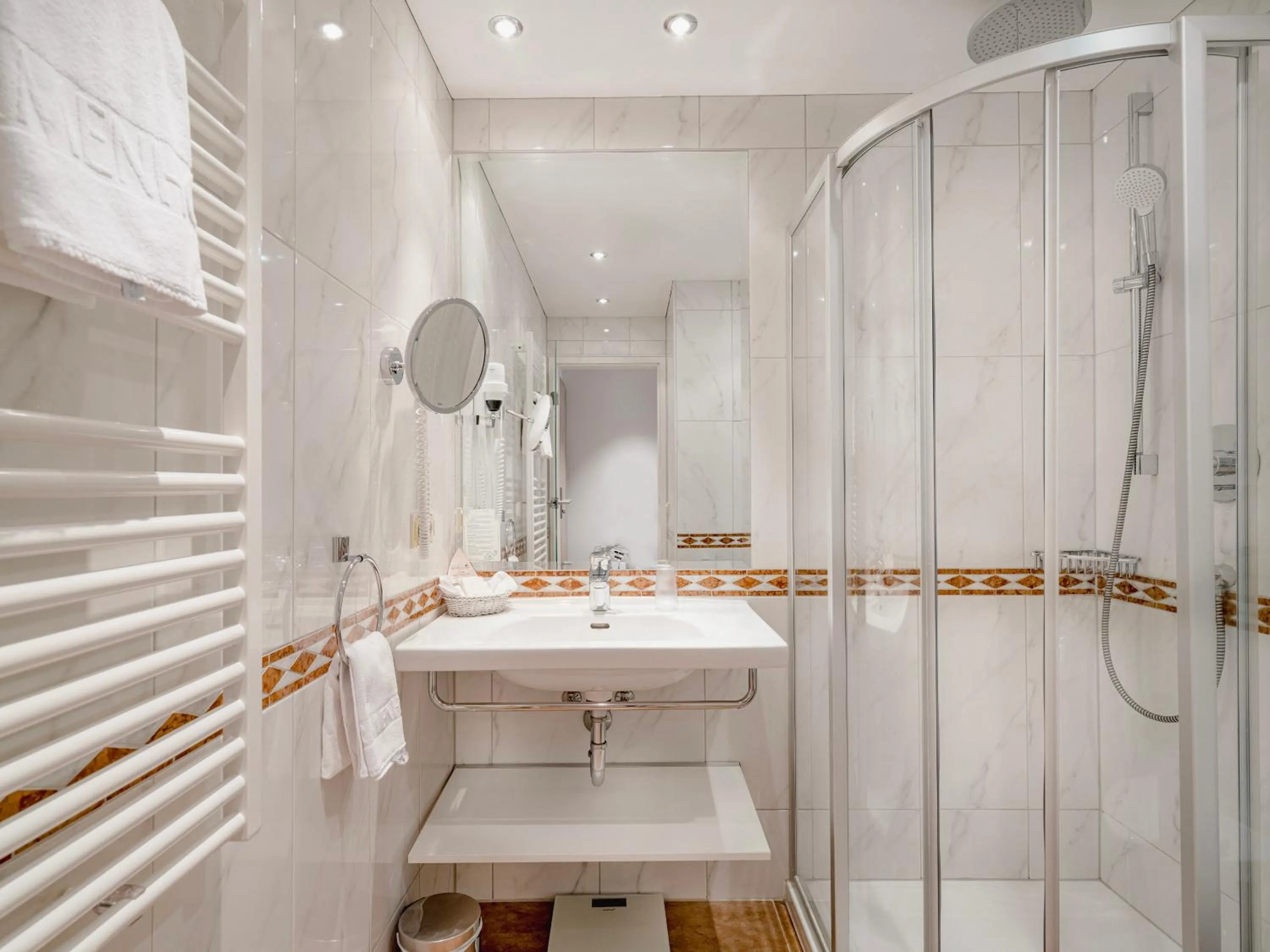 Shower in Hotel Norica - Thermenhotels Gastein mit dem Bademantel direkt in die Therme