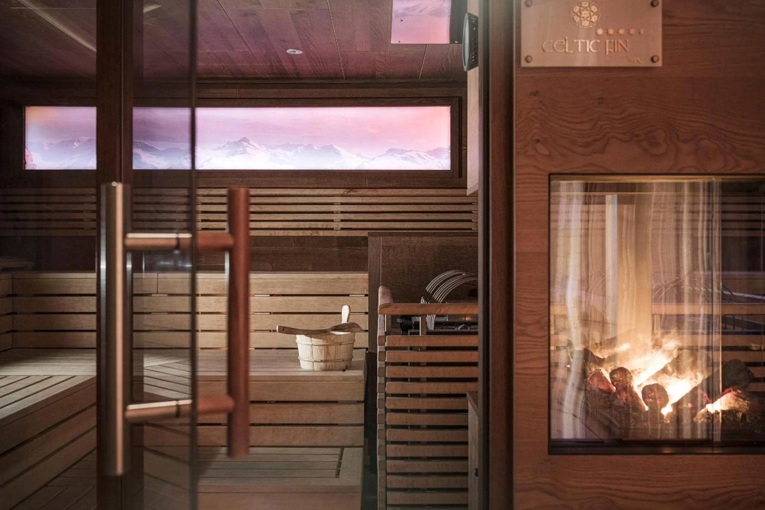 Sauna in Hotel Norica - Thermenhotels Gastein mit dem Bademantel direkt in die Therme