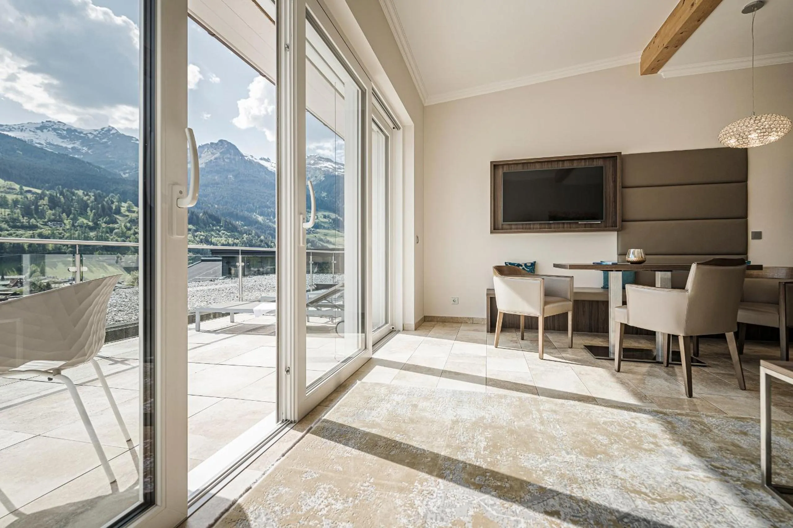 TV and multimedia in Hotel Norica - Thermenhotels Gastein mit dem Bademantel direkt in die Therme