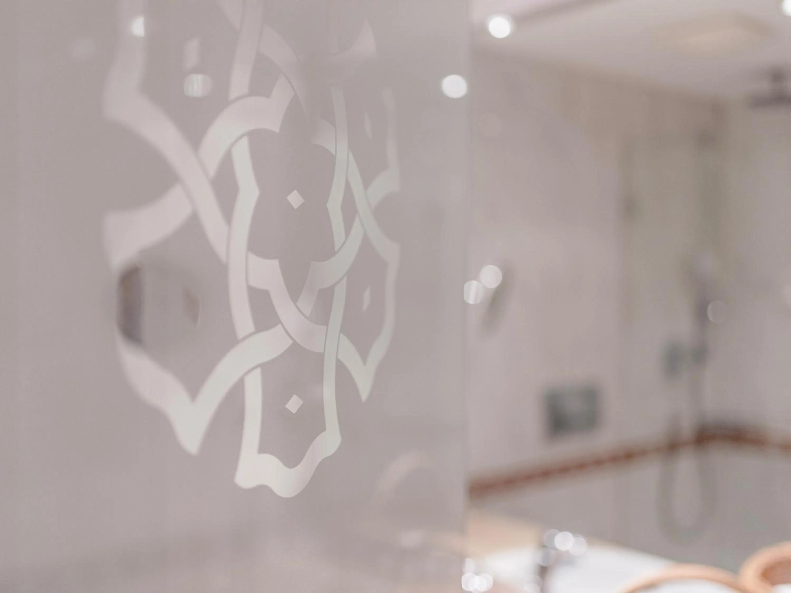 Bathroom in Hotel Norica - Thermenhotels Gastein mit dem Bademantel direkt in die Therme