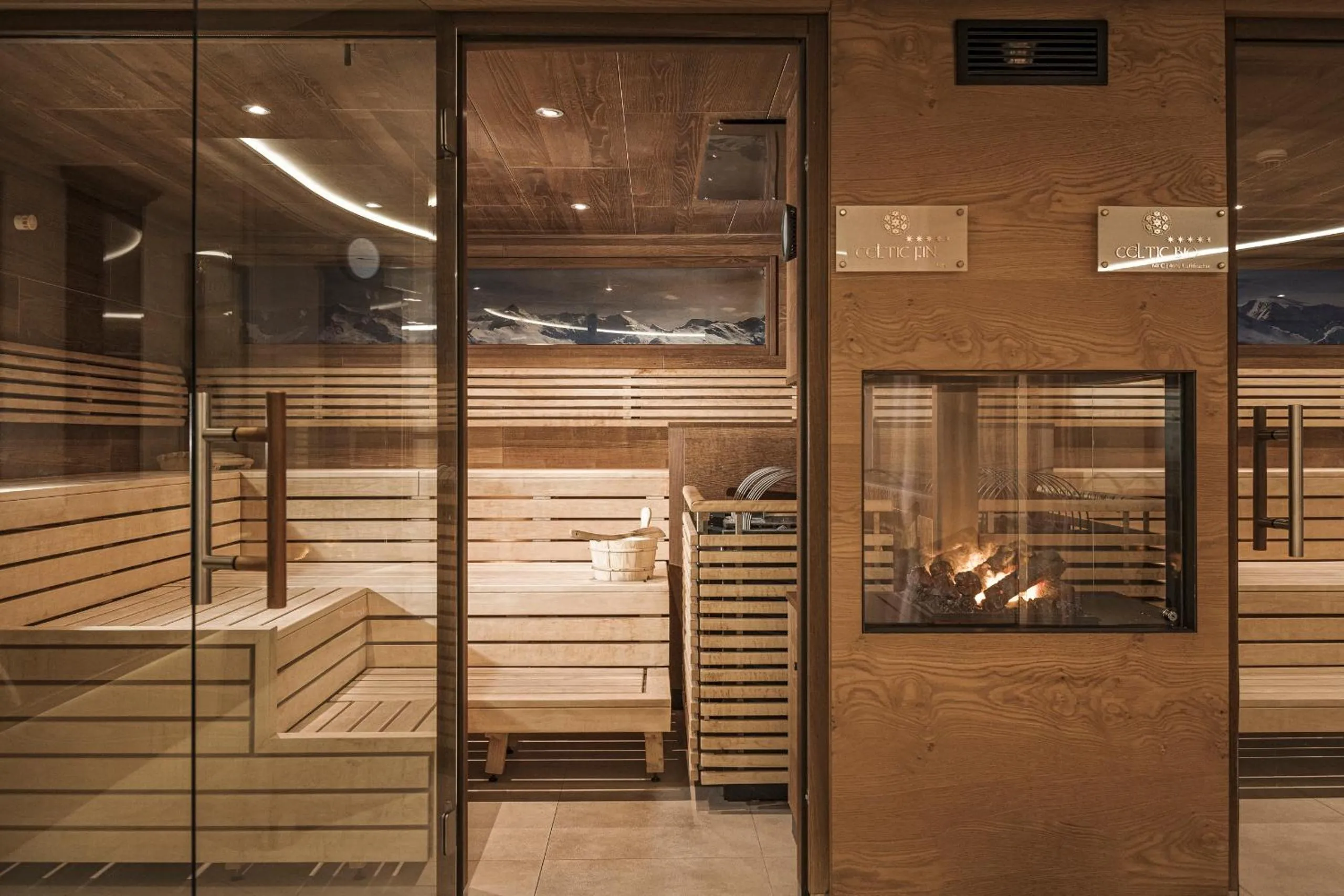 Sauna in Hotel Norica - Thermenhotels Gastein mit dem Bademantel direkt in die Therme