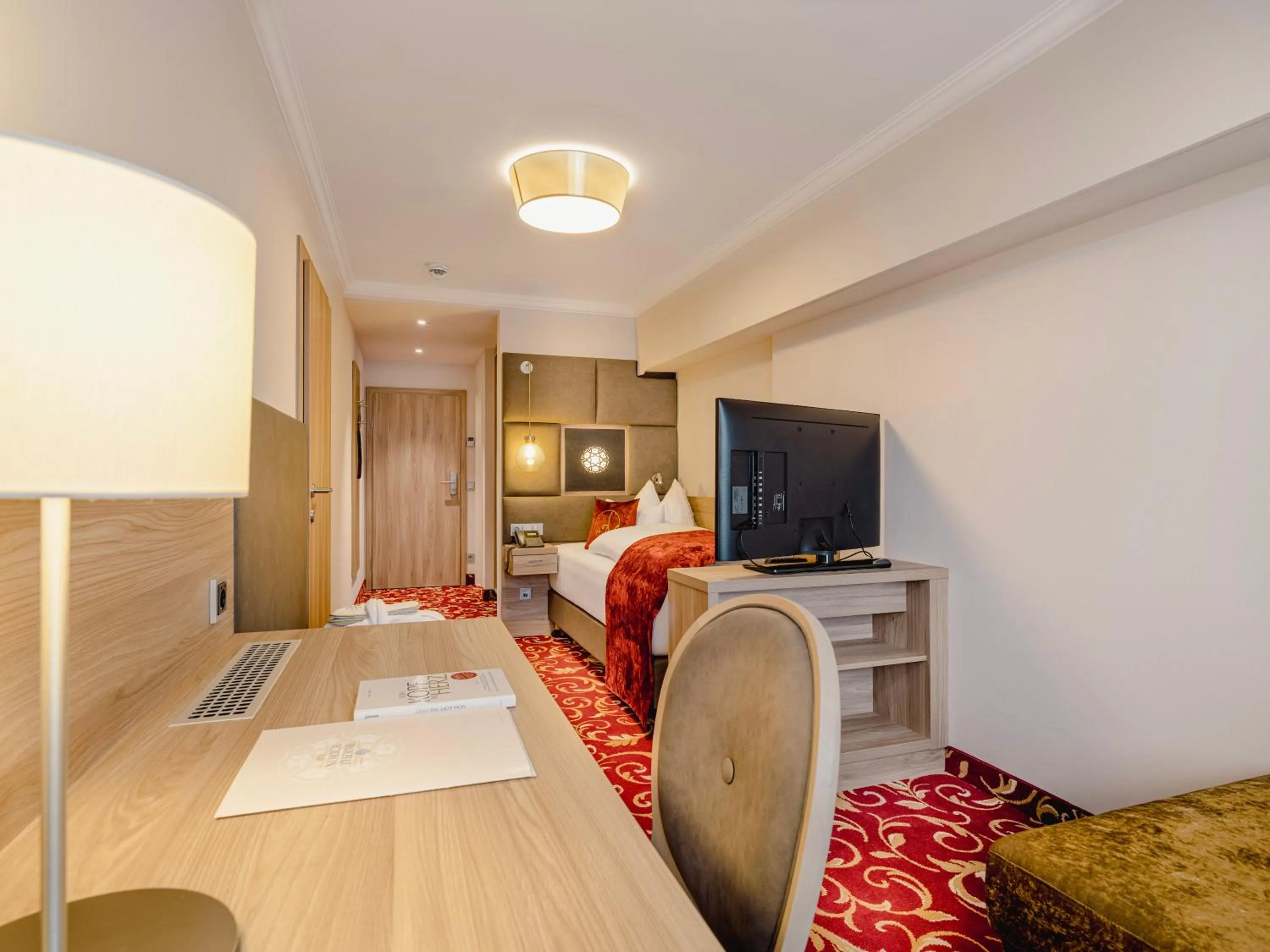 Bed in Hotel Norica - Thermenhotels Gastein mit dem Bademantel direkt in die Therme