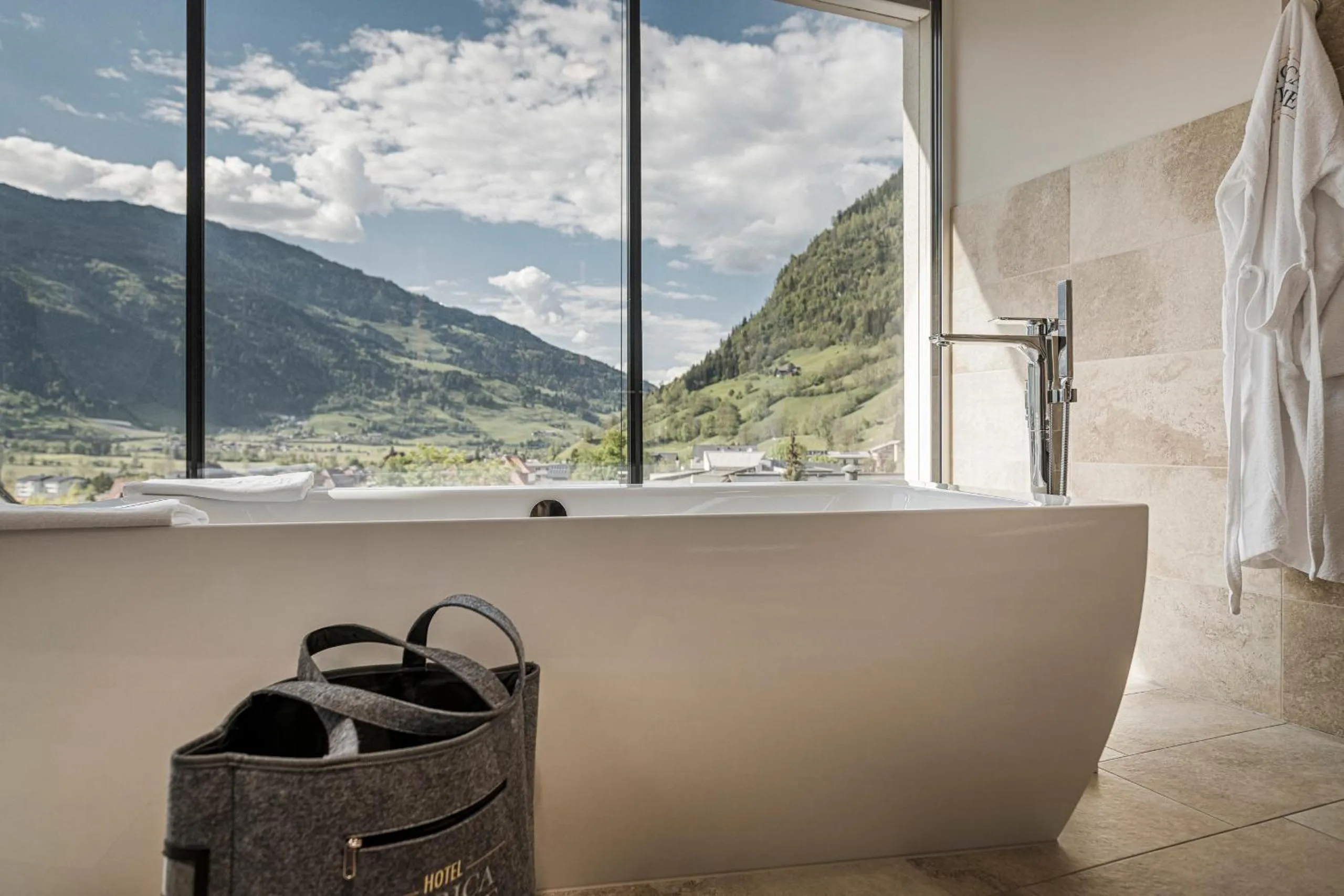 Natural landscape in Hotel Norica - Thermenhotels Gastein mit dem Bademantel direkt in die Therme