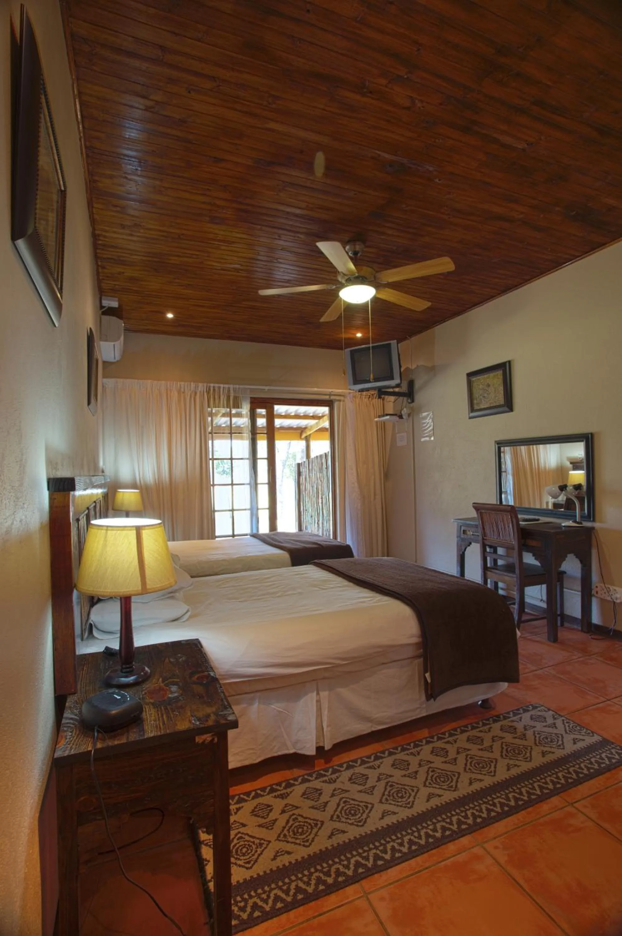 Photo of the whole room, Bed in Sunbird Lodge