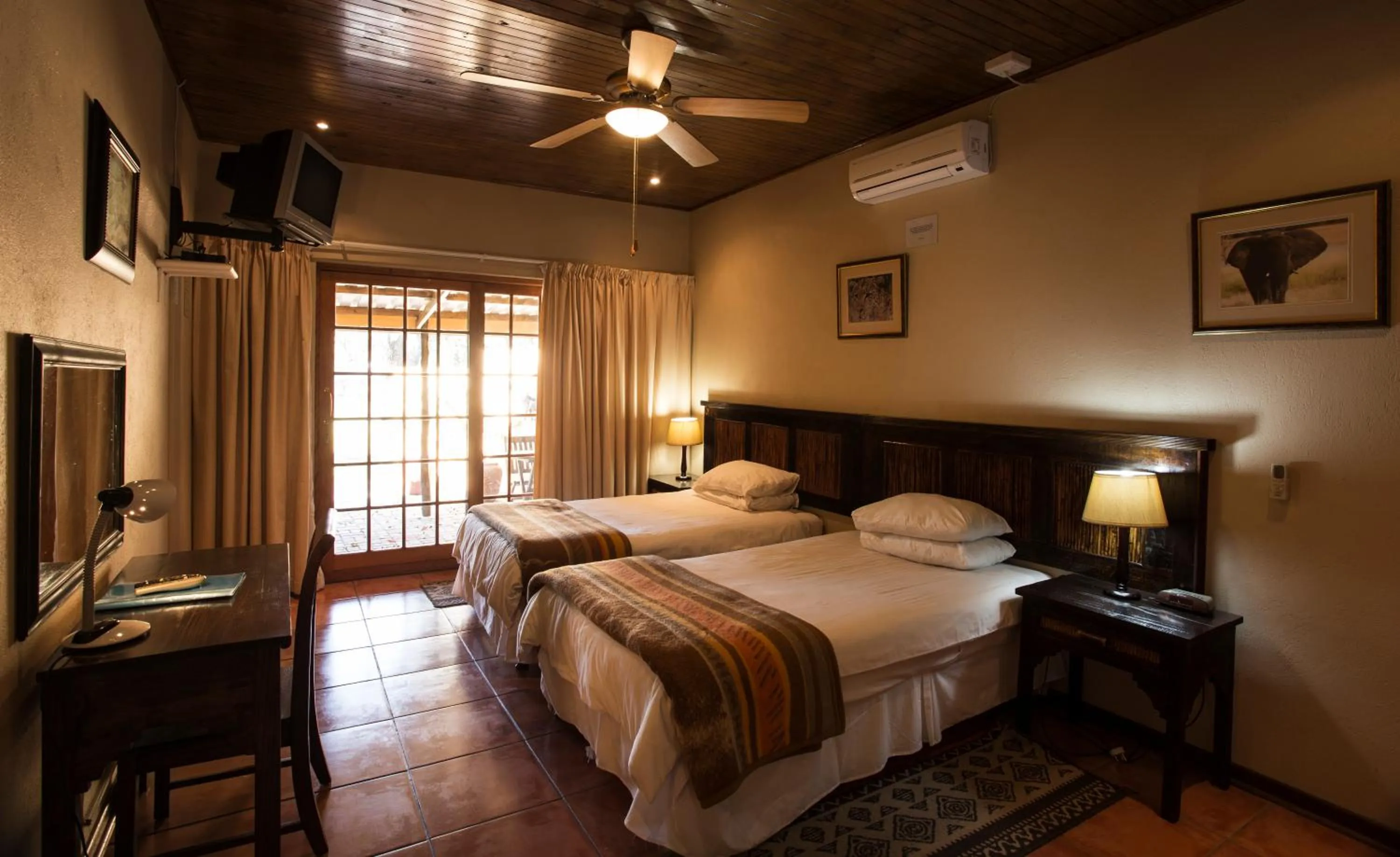Photo of the whole room, Bed in Sunbird Lodge