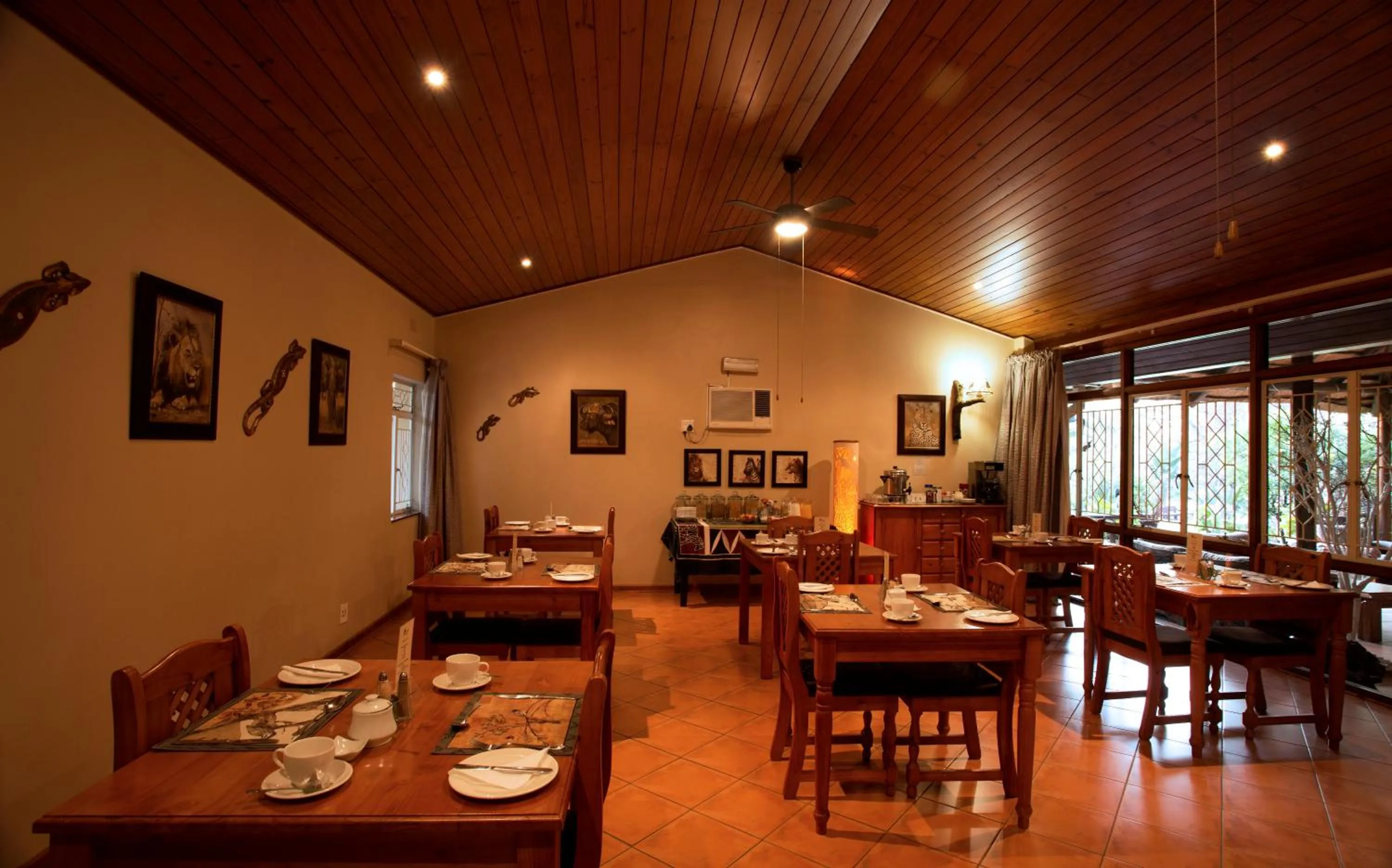 Restaurant/places to eat in Sunbird Lodge