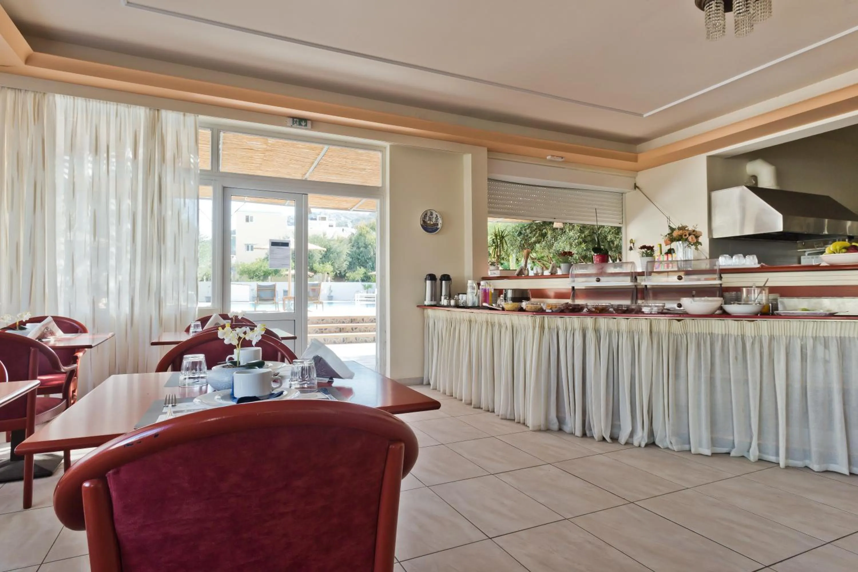 Restaurant/places to eat in Regina Studios & Hotel