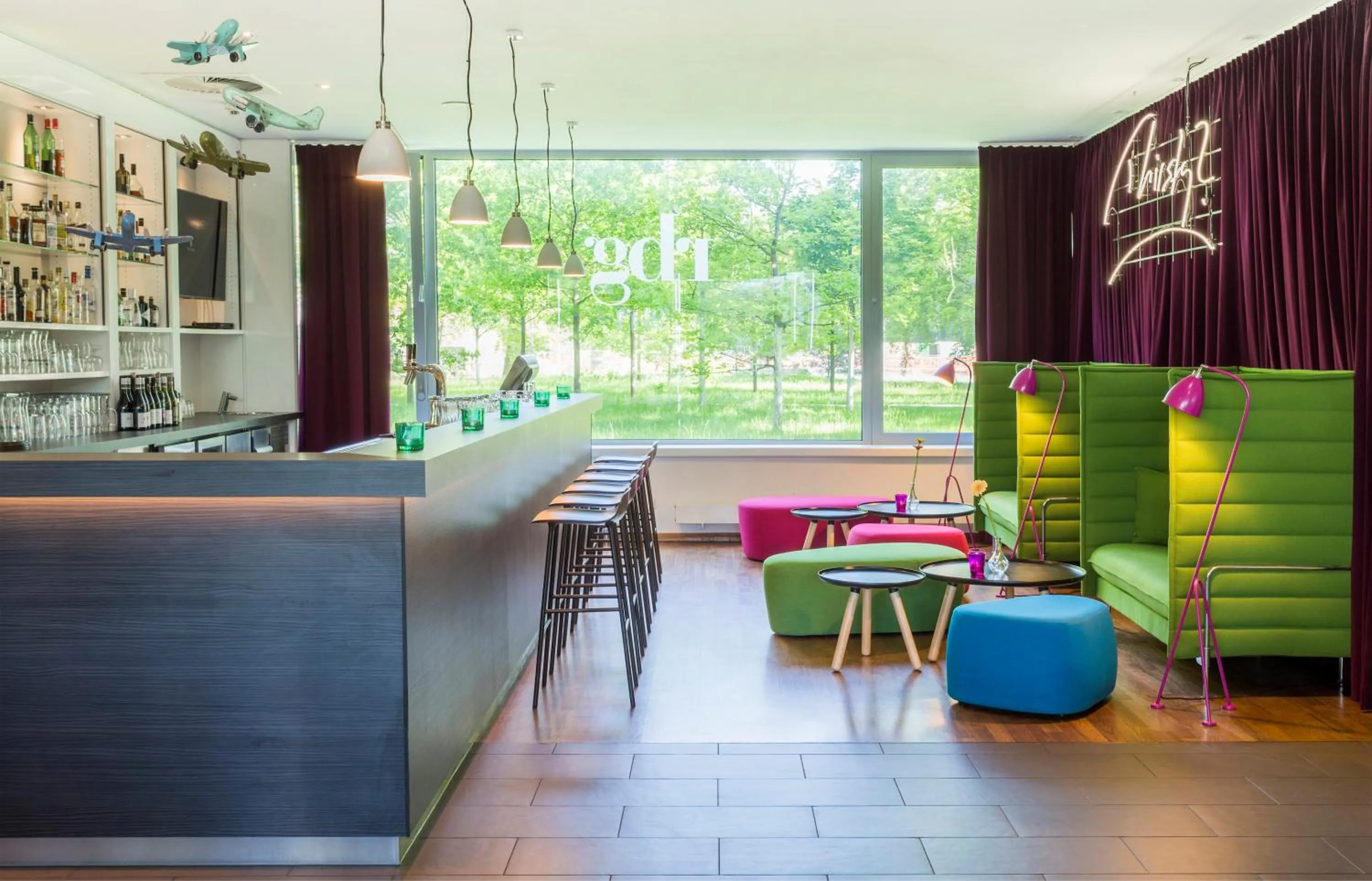 Lounge or bar in Park Inn by Radisson Frankfurt Airport