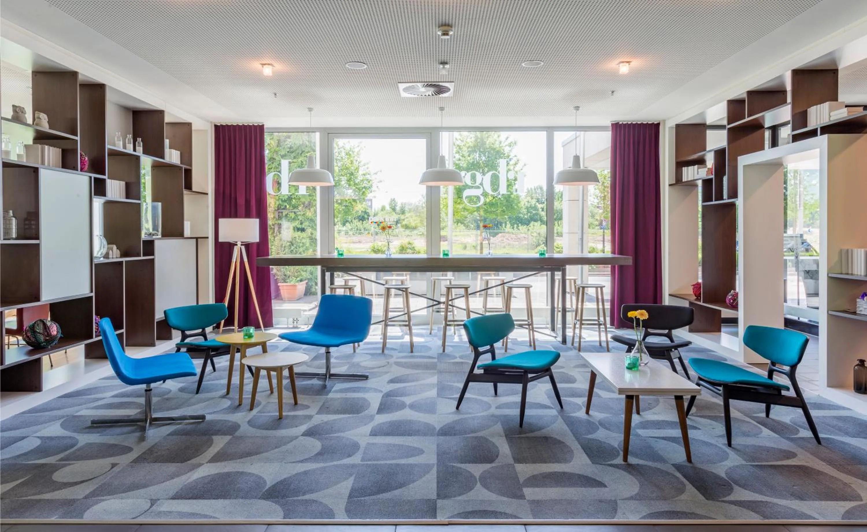 Communal lounge/ TV room in Park Inn by Radisson Frankfurt Airport