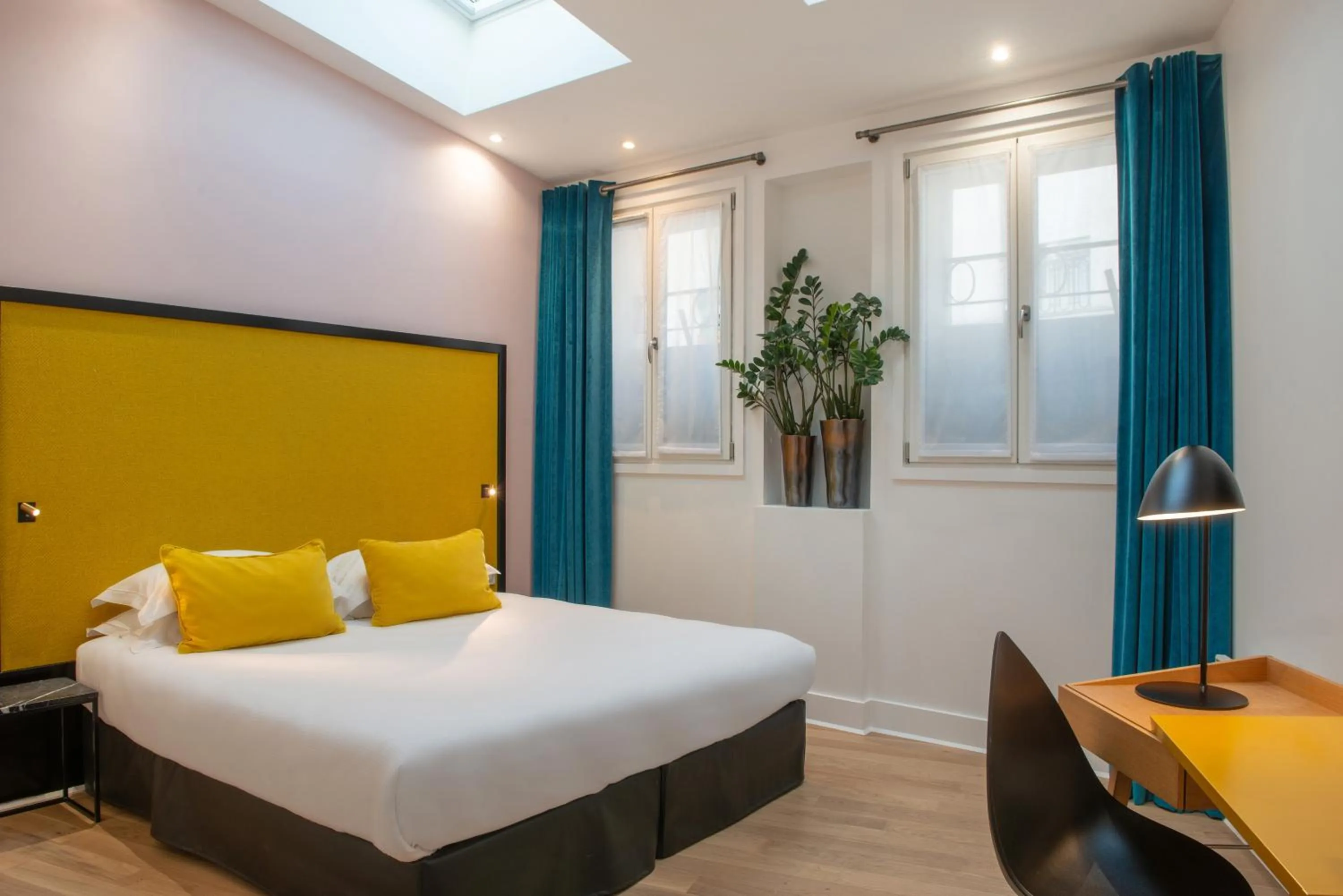 Bed in Arc De Triomphe