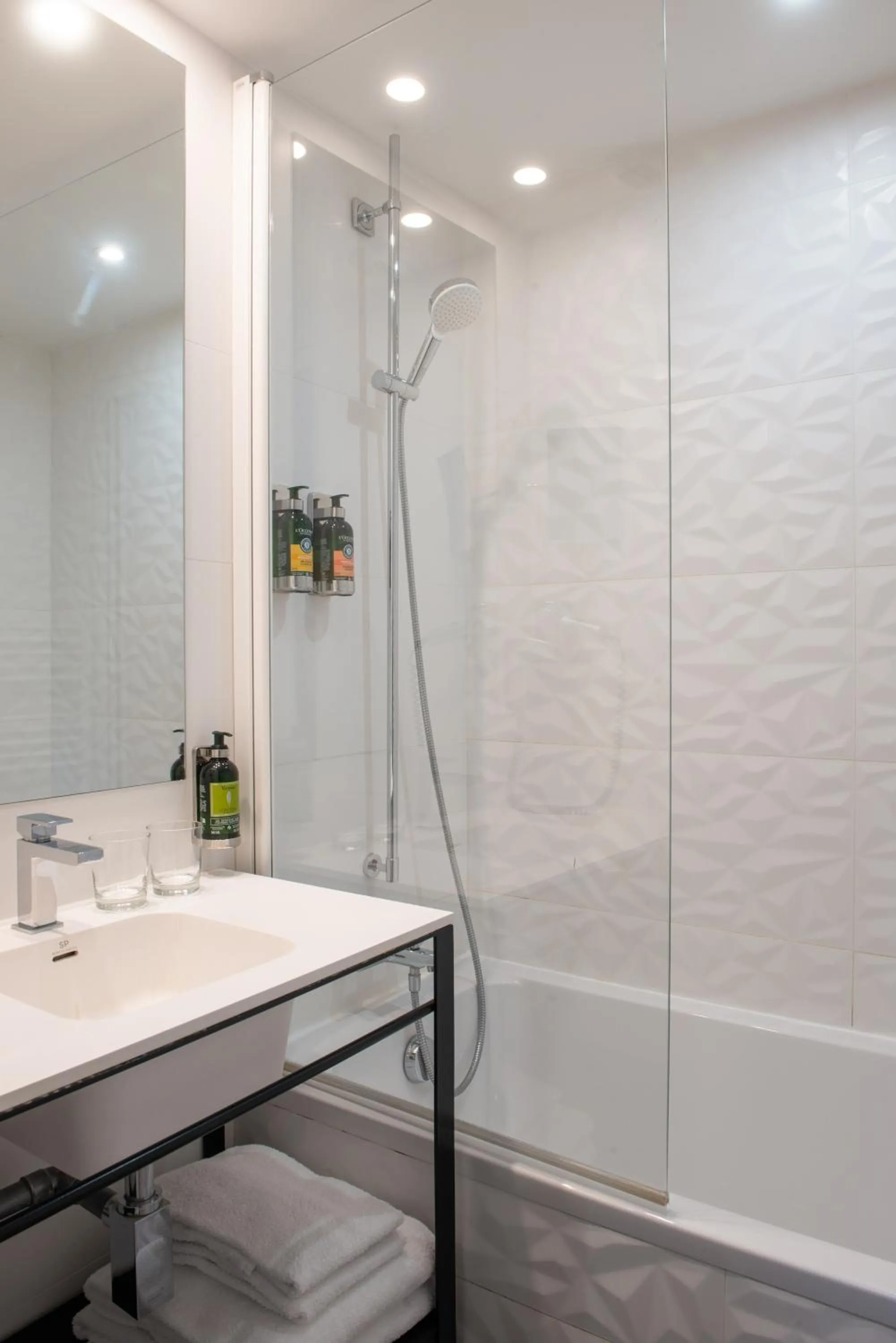 Bathroom in Arc De Triomphe