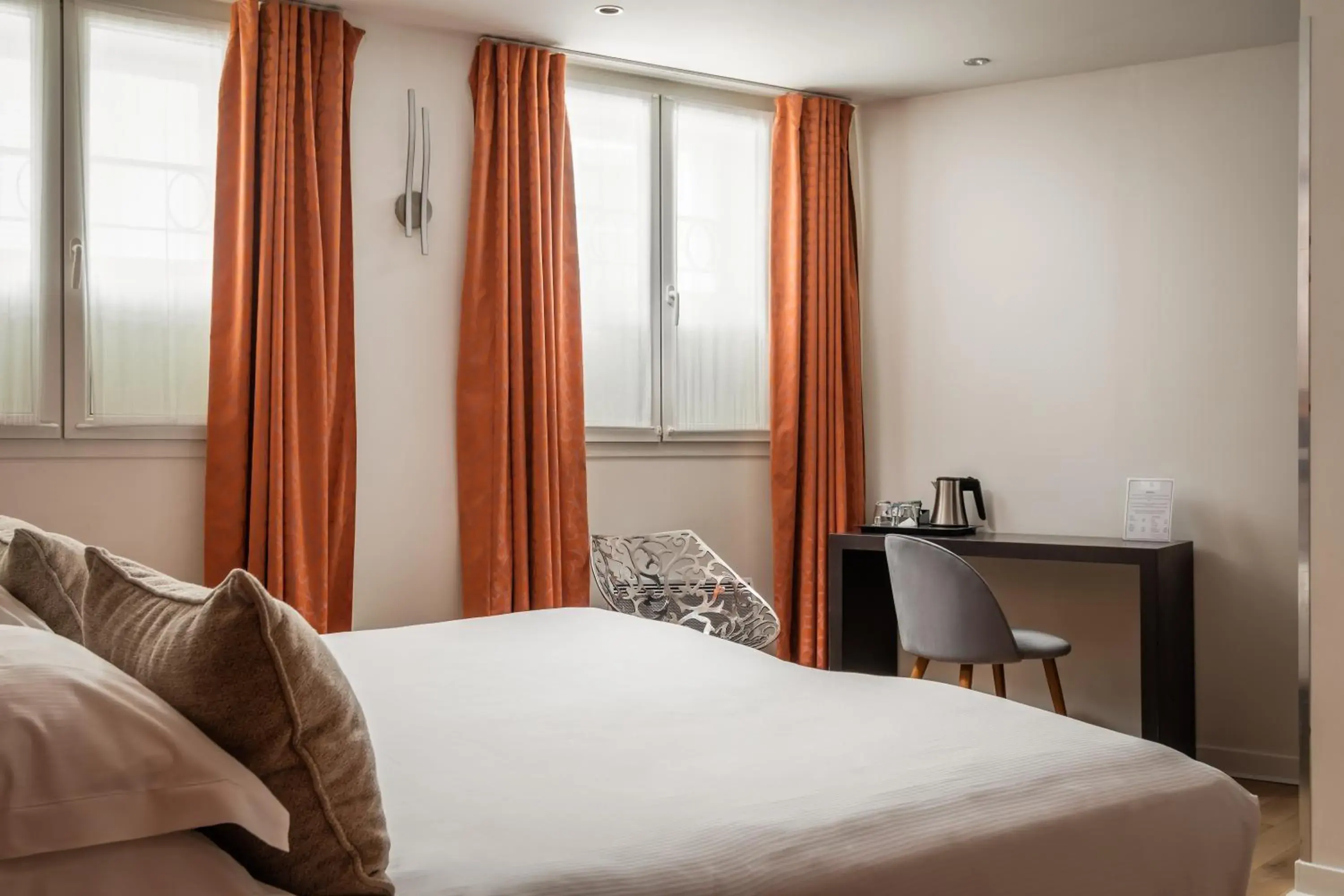 Seating area, Bed in Arc De Triomphe Seating area, Bed in Arc De Triomphe