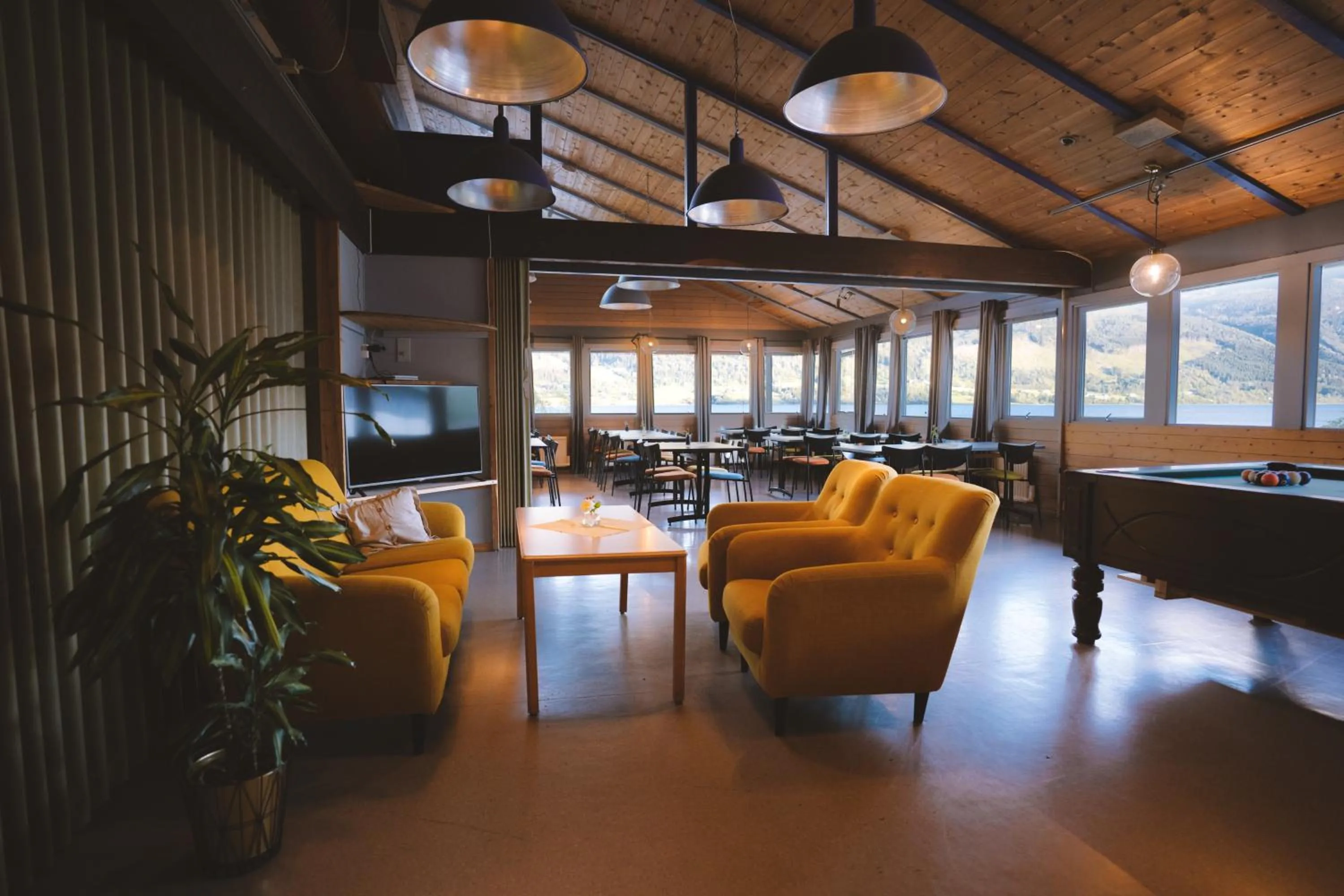 Communal lounge/ TV room in Voss Vandrarheim Hostel