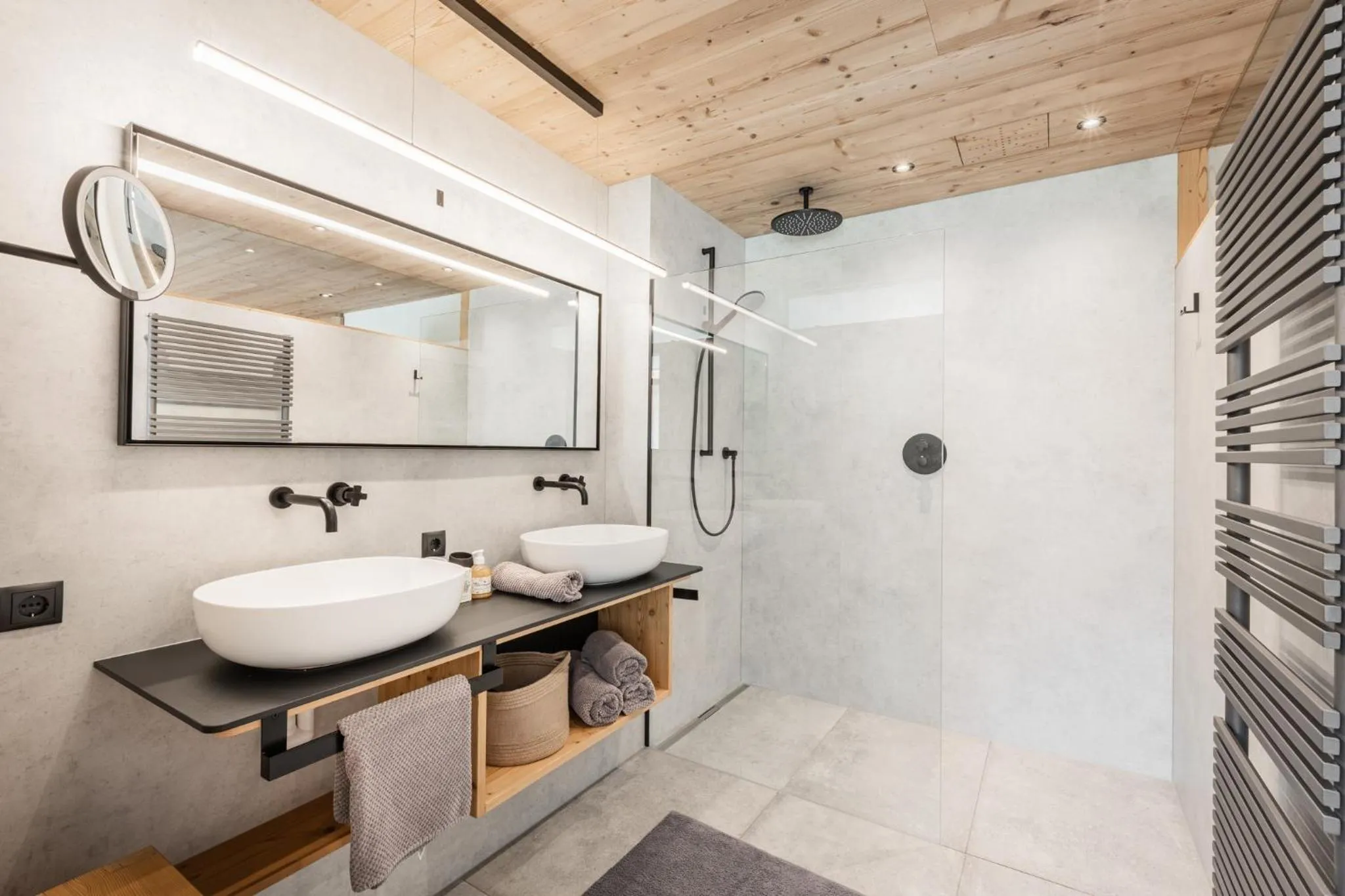 Shower in s'Hoamatl Dorfkrug Appartements