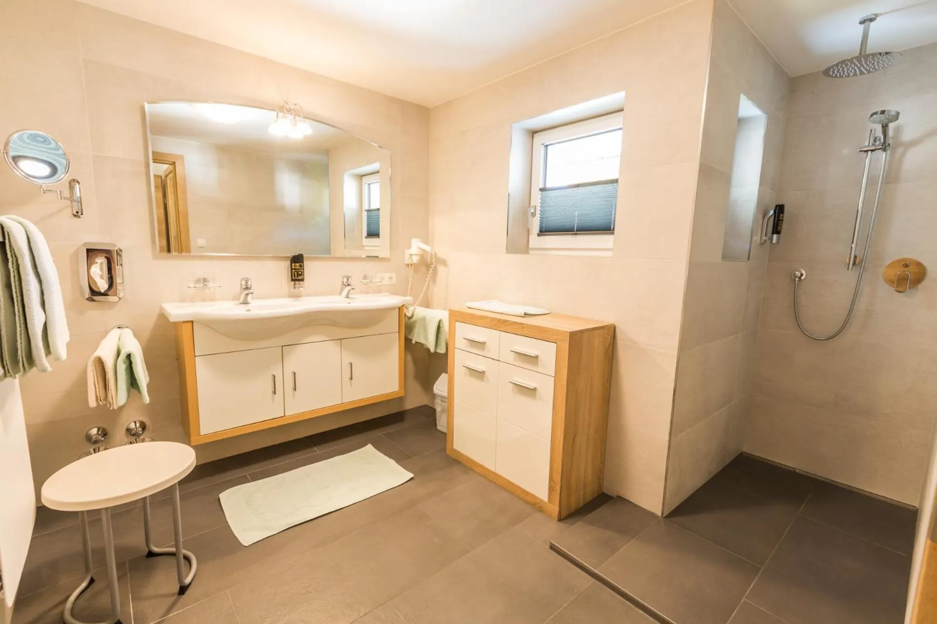 Shower in s'Hoamatl Dorfkrug Appartements