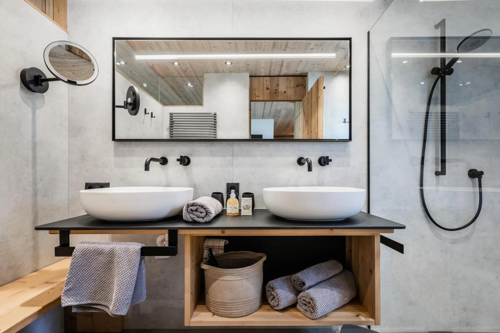 Shower in s'Hoamatl Dorfkrug Appartements