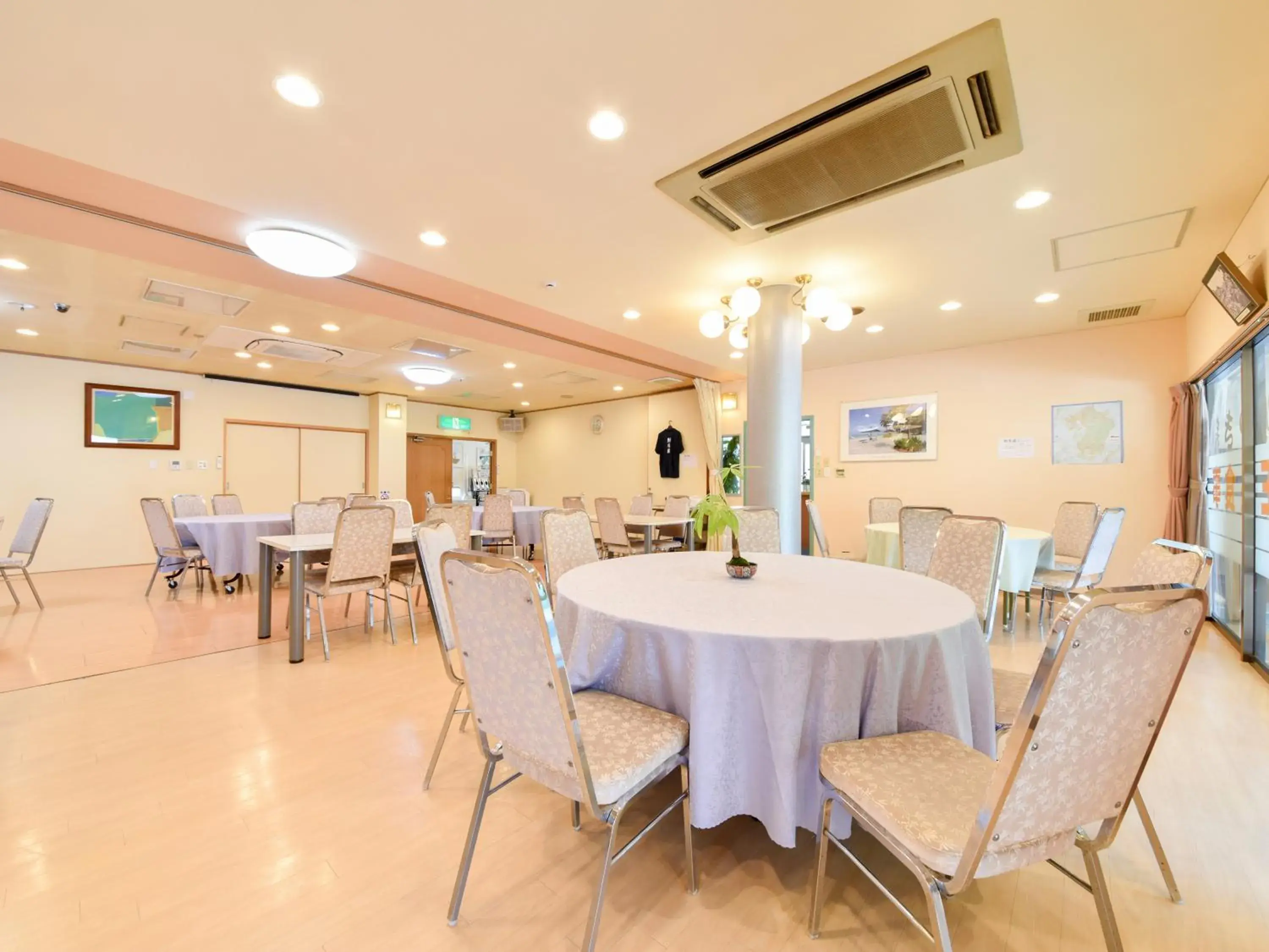 Restaurant/places to eat in Hotel Belleforet Restaurant/places to eat in Hotel Belleforet