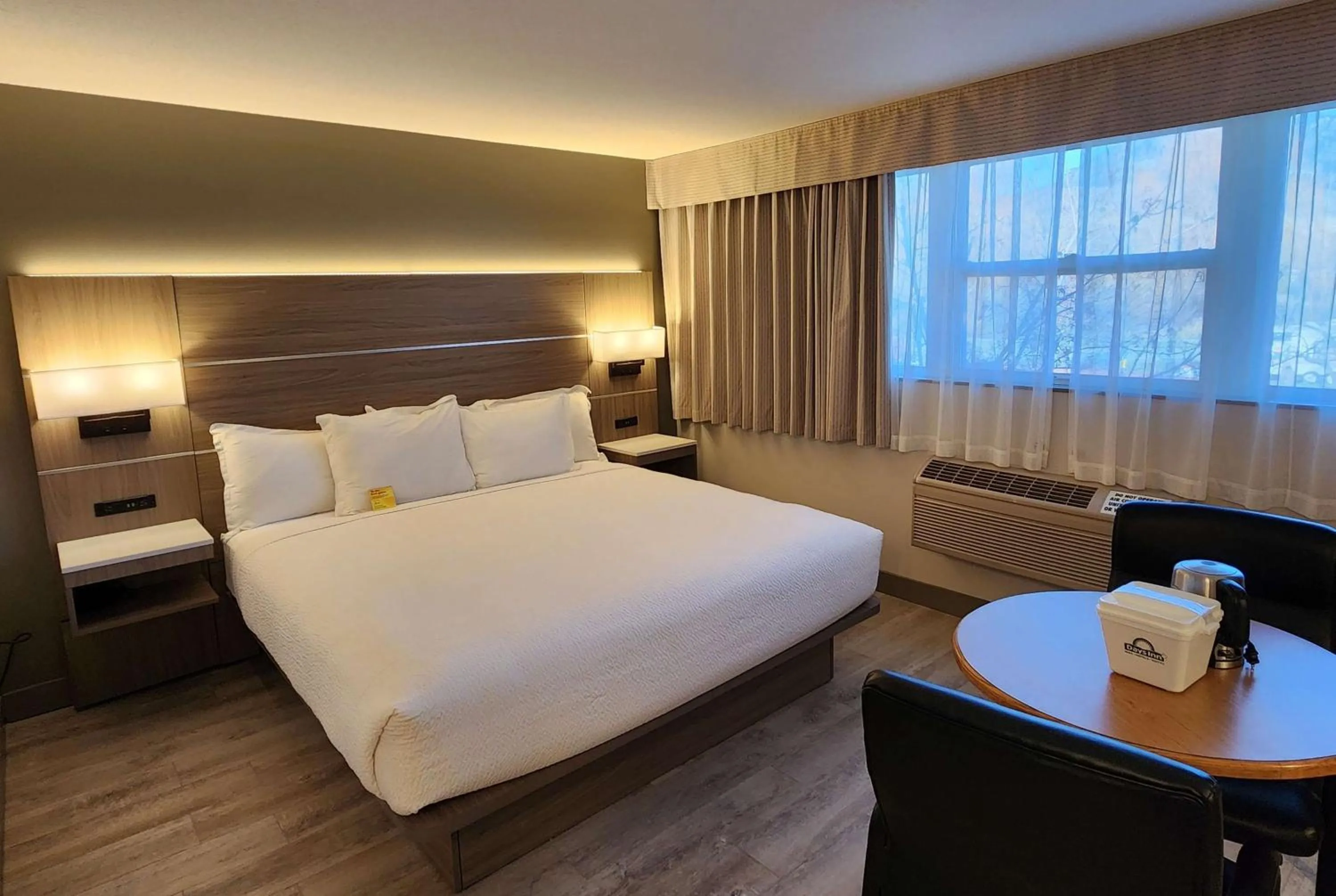 Photo of the whole room, Bed in Days Inn by Wyndham Penticton Conference Centre