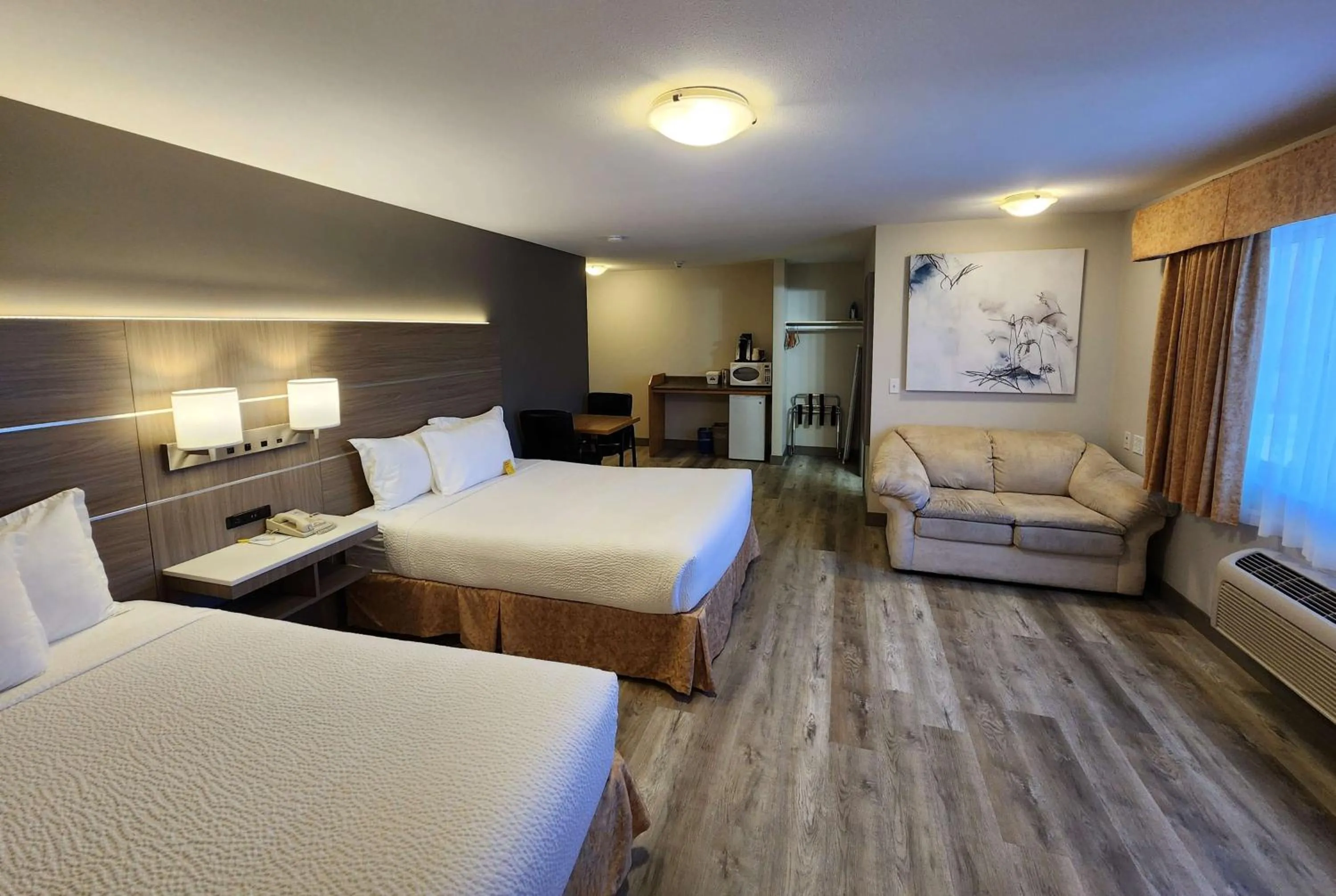 Photo of the whole room, Bed in Days Inn by Wyndham Penticton Conference Centre