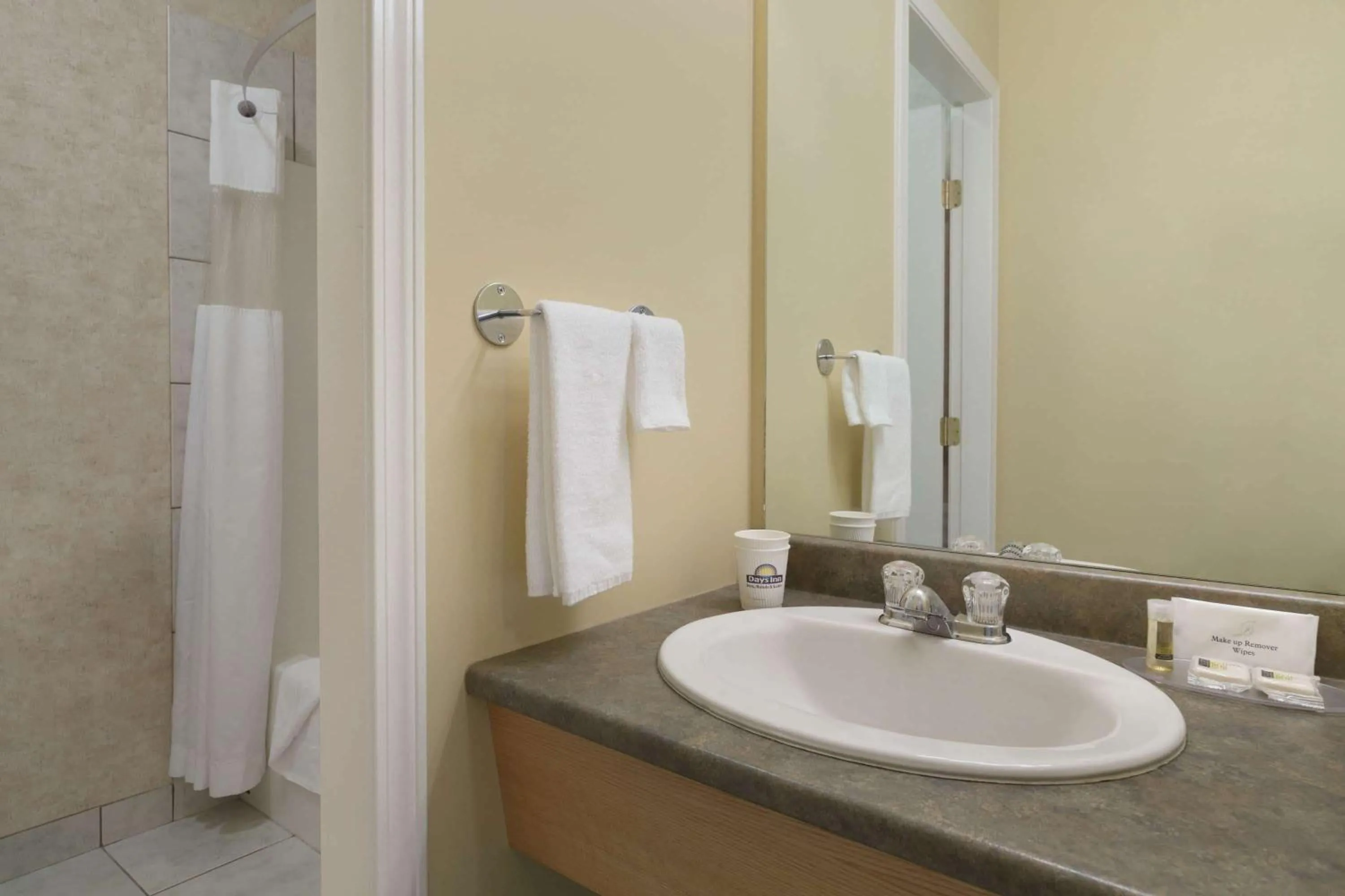 TV and multimedia in Days Inn by Wyndham Penticton Conference Centre