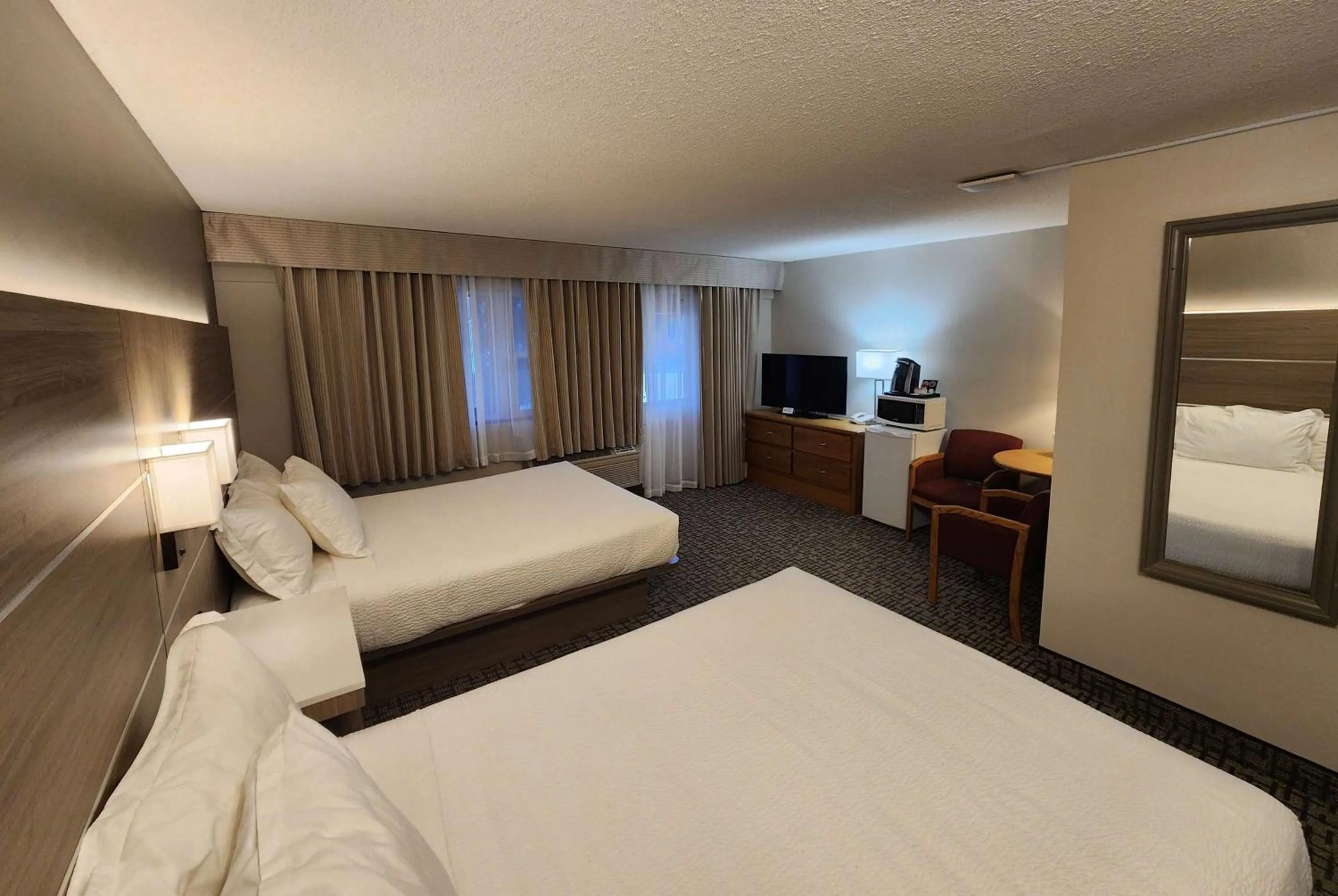 Photo of the whole room, Bed in Days Inn by Wyndham Penticton Conference Centre