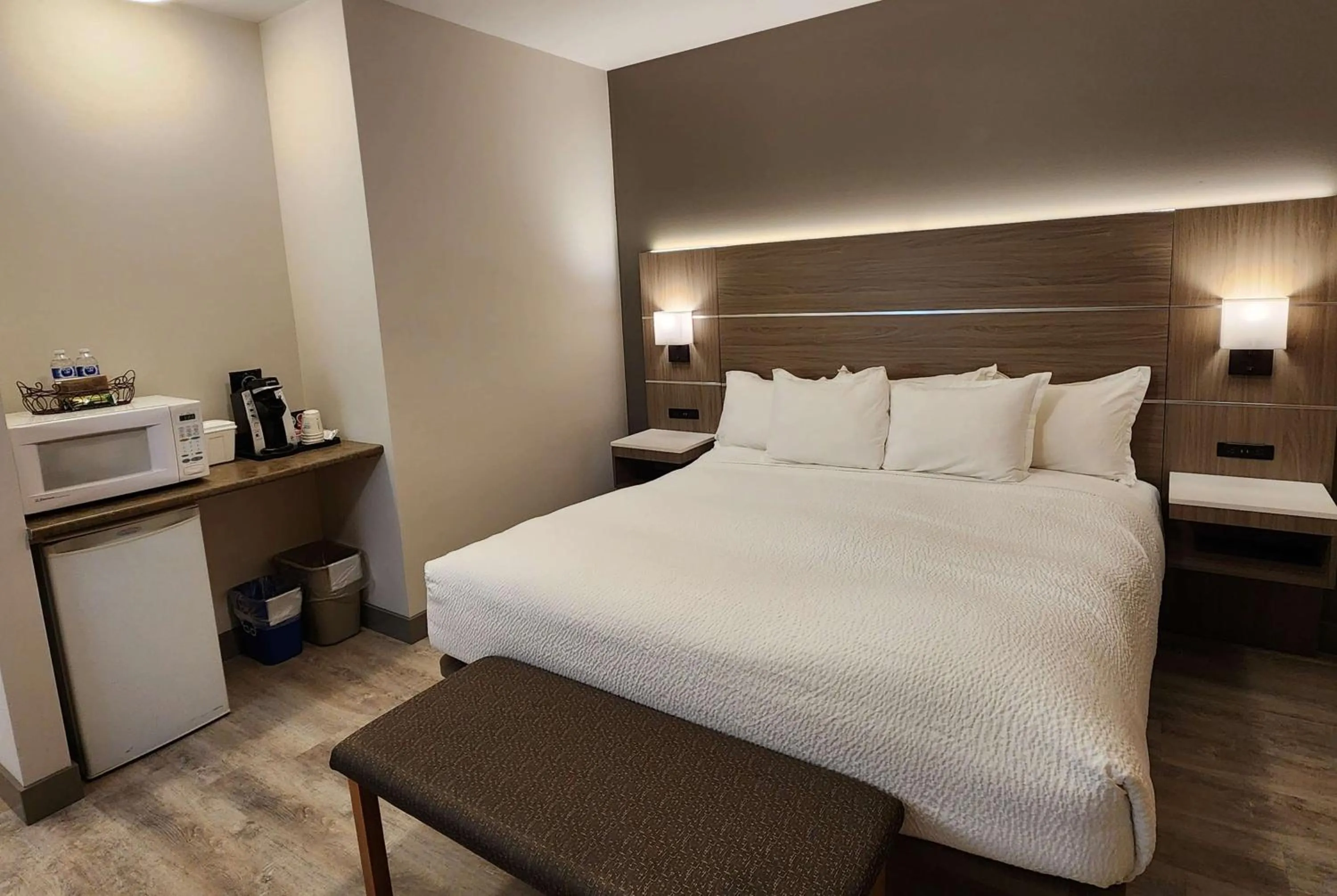 Photo of the whole room, Bed in Days Inn by Wyndham Penticton Conference Centre