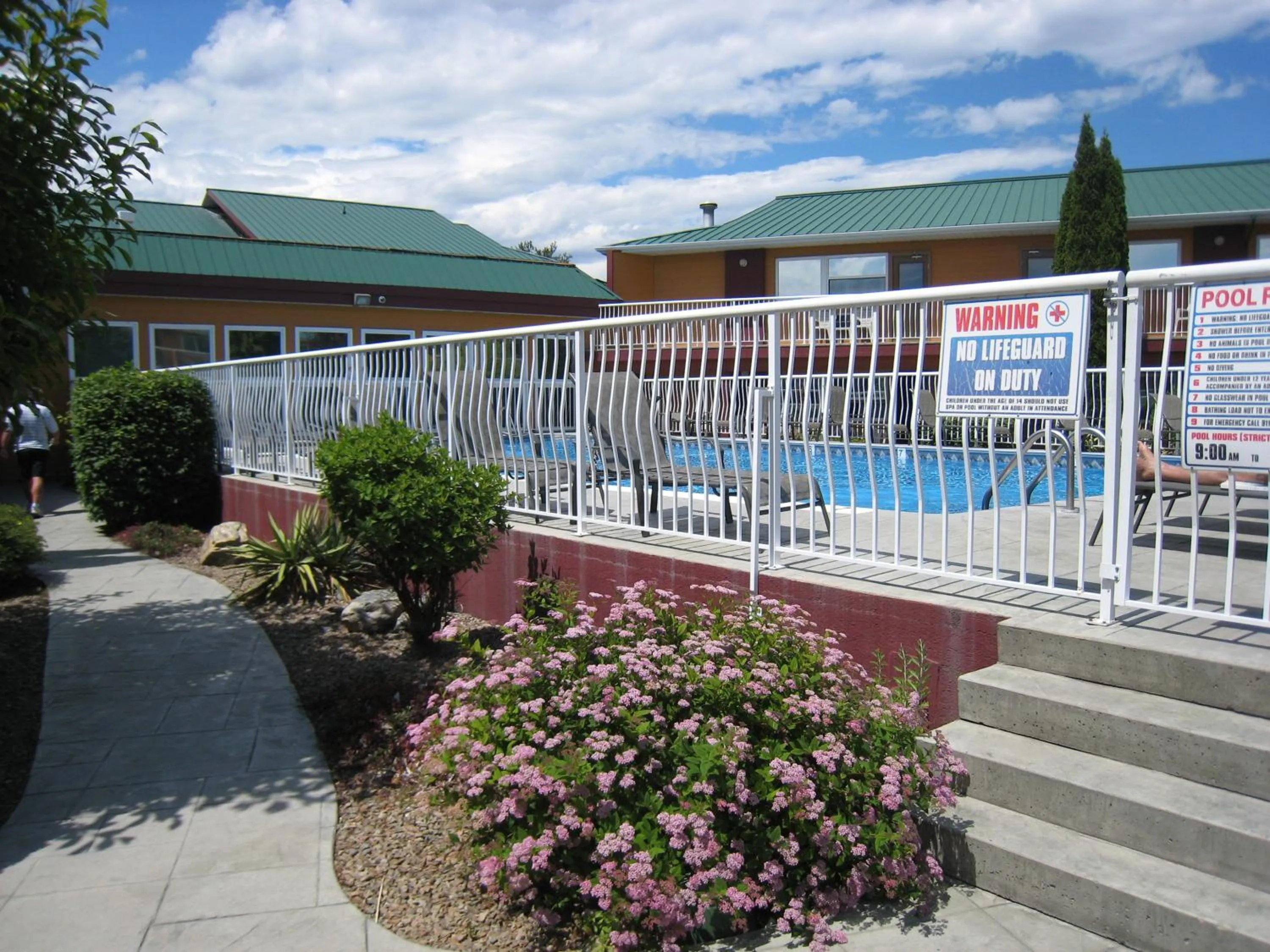 Swimming pool in Days Inn by Wyndham Penticton Conference Centre