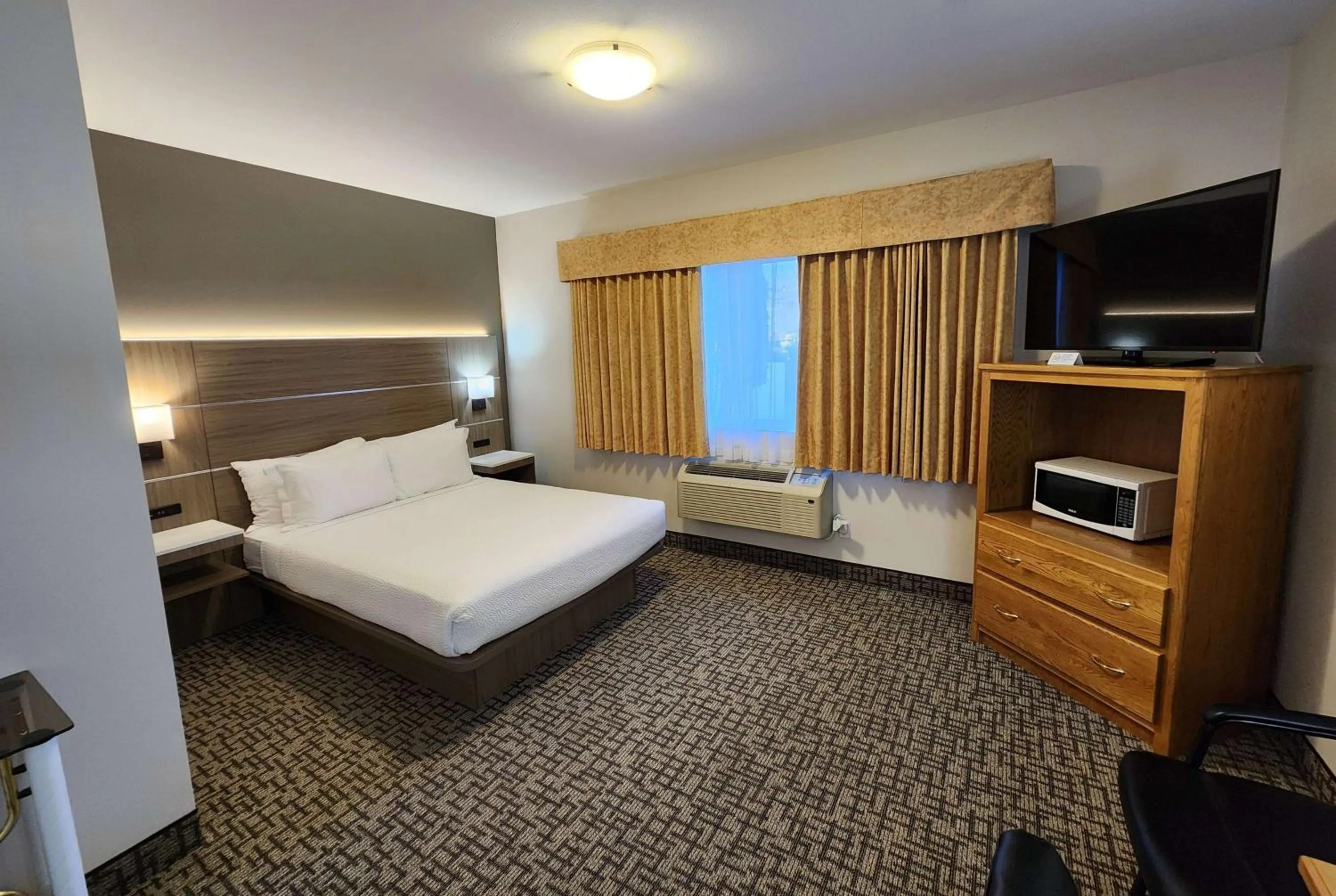 Photo of the whole room, Bed in Days Inn by Wyndham Penticton Conference Centre