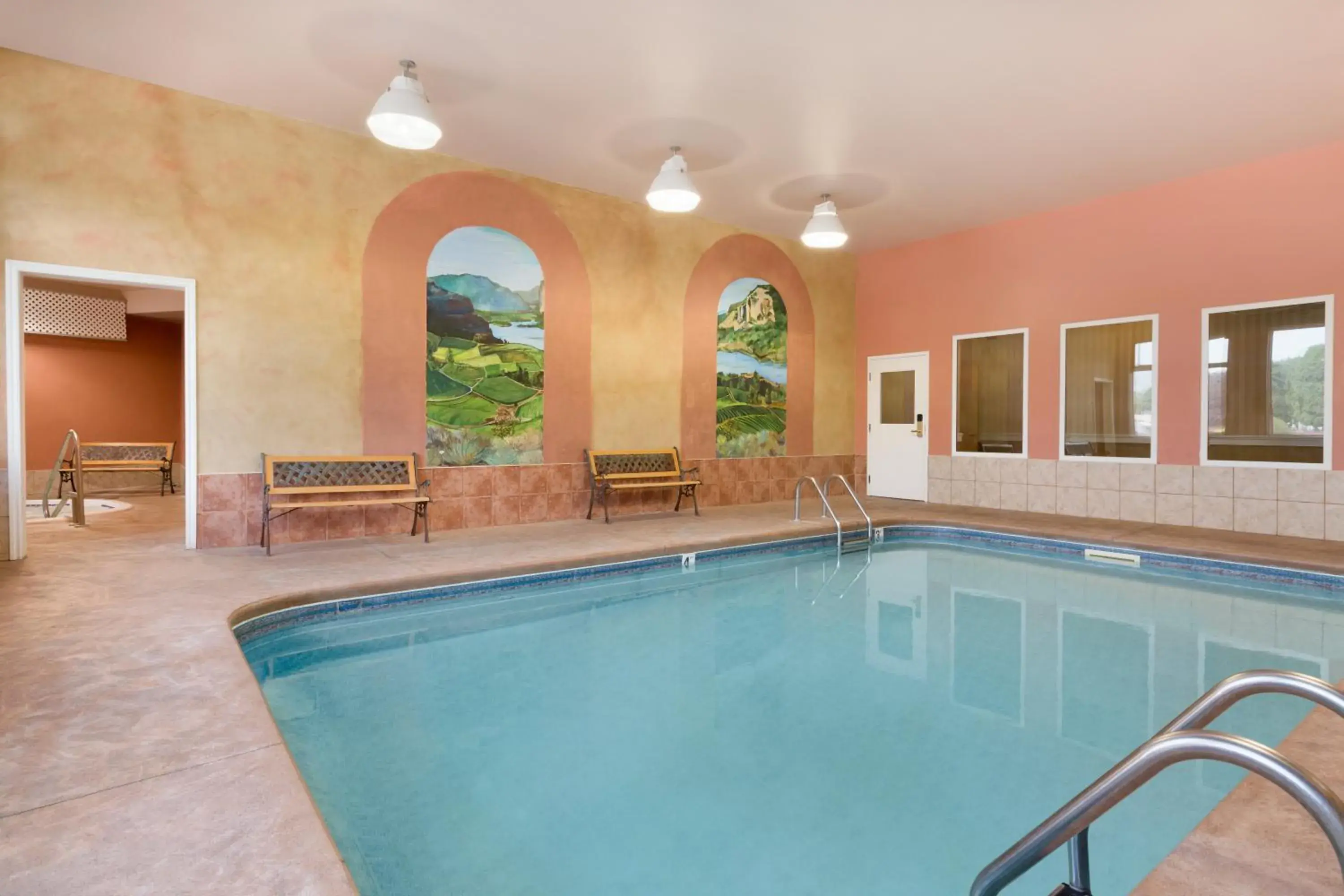 Swimming pool in Days Inn by Wyndham Penticton Conference Centre Swimming pool in Days Inn by Wyndham Penticton Conference Centre