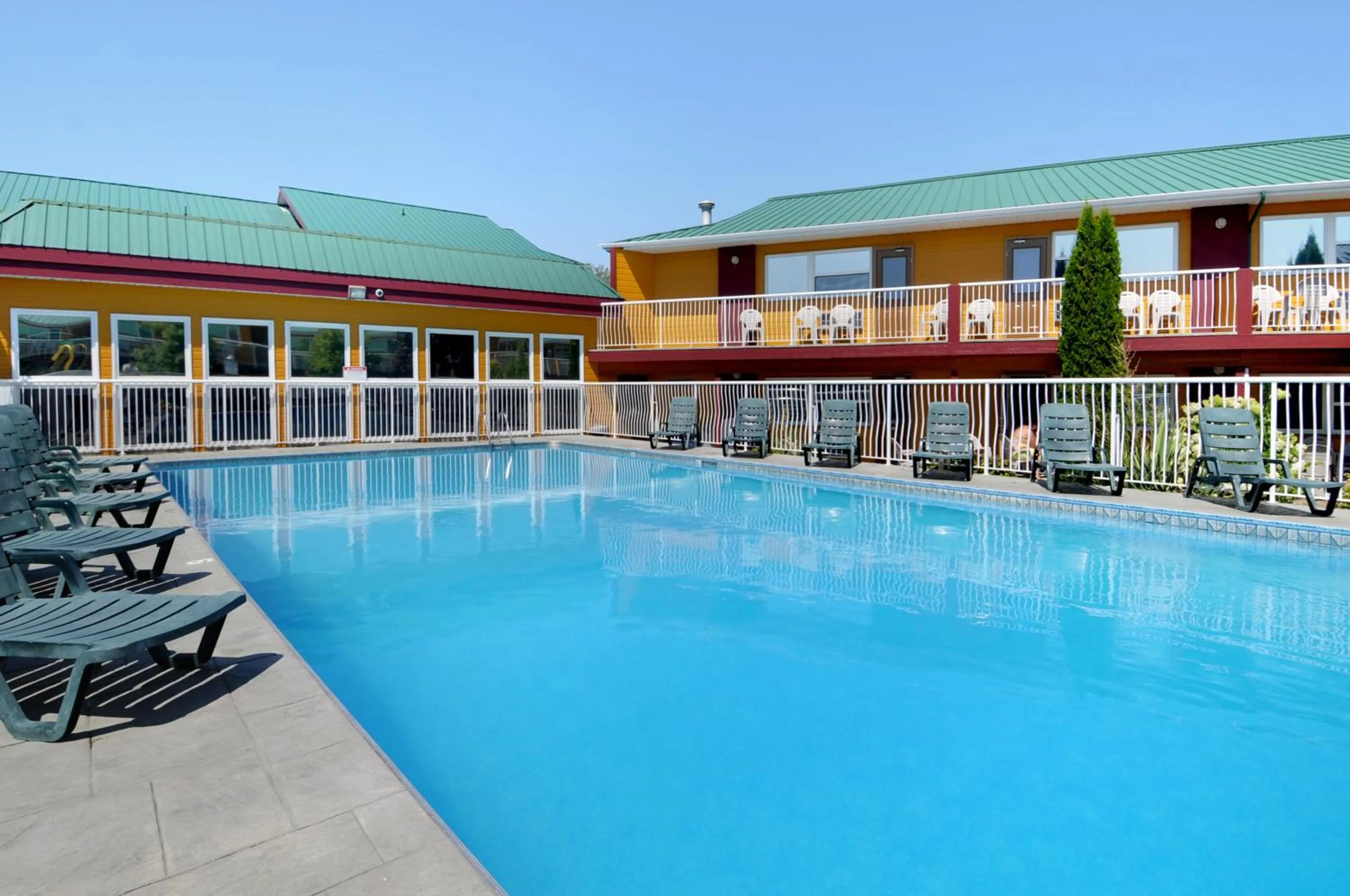 Swimming pool in Days Inn by Wyndham Penticton Conference Centre