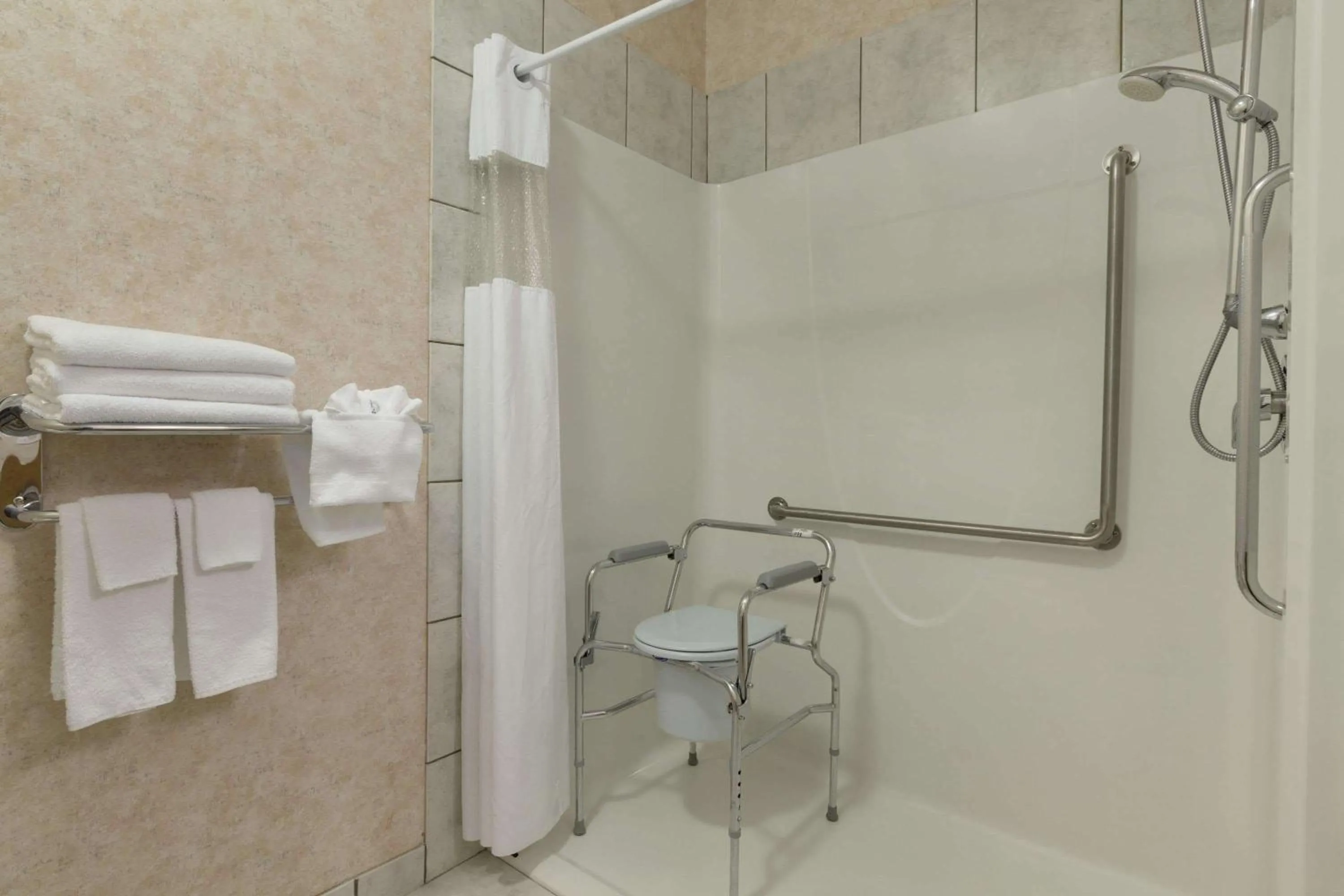 TV and multimedia in Days Inn by Wyndham Penticton Conference Centre