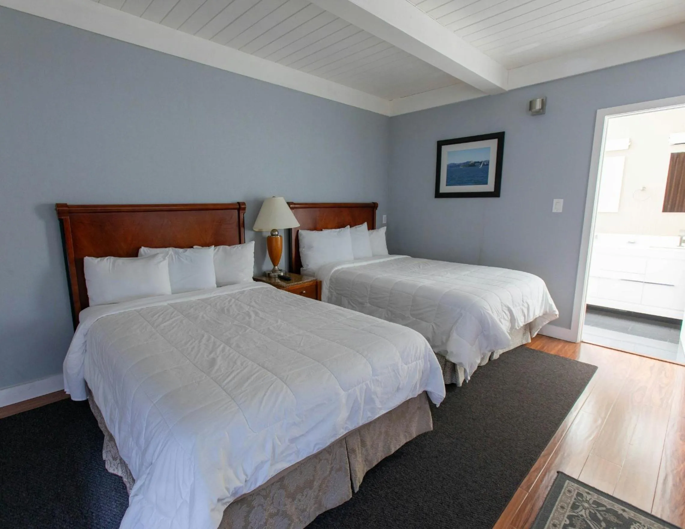 Photo of the whole room, Bed in Pacific Heights Inn