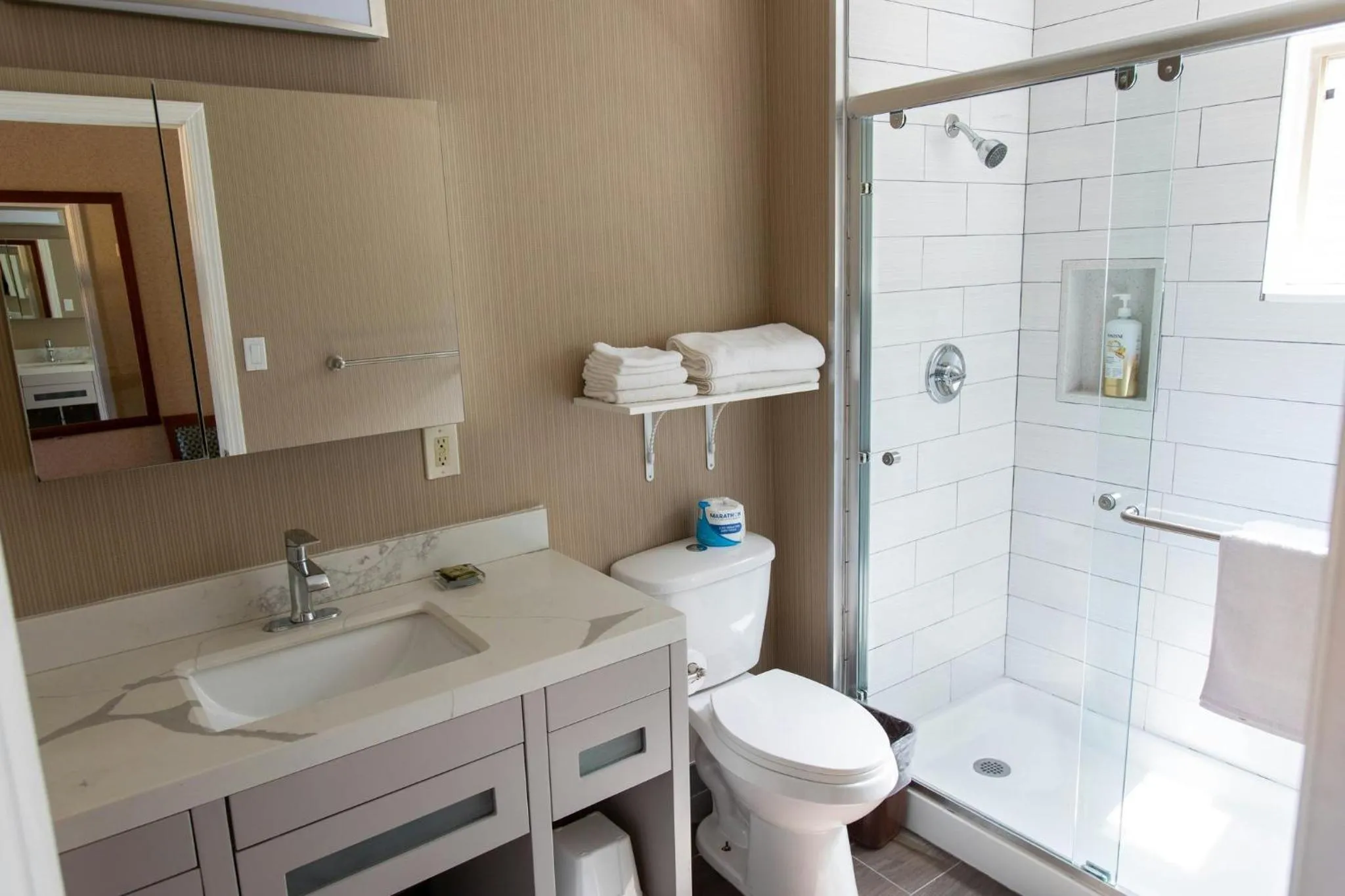 Bathroom in Pacific Heights Inn