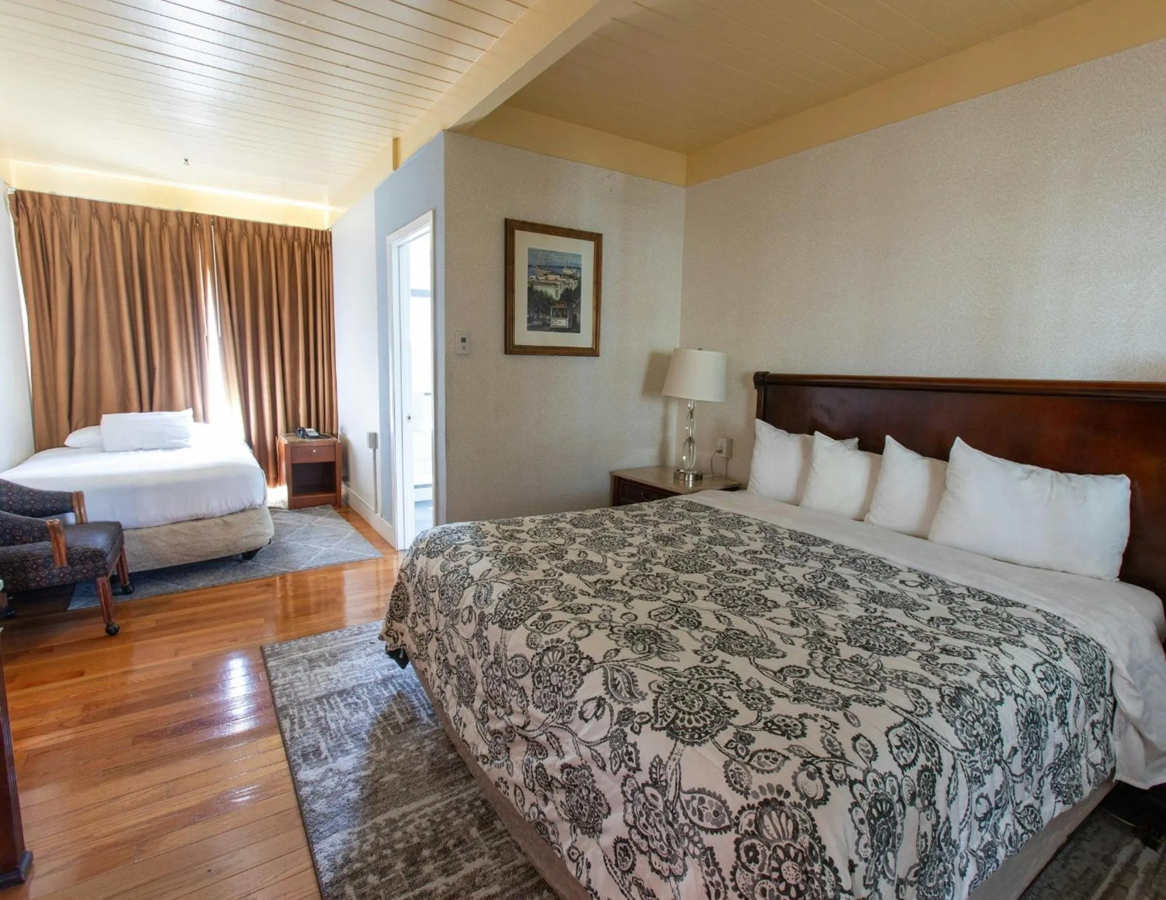 Photo of the whole room, Bed in Pacific Heights Inn