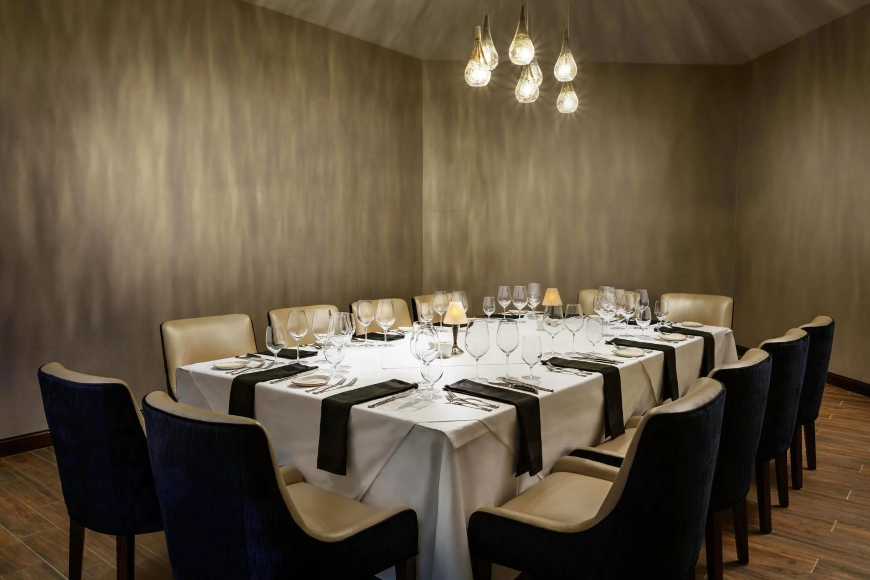 Restaurant/places to eat in The Westin Chicago Northwest