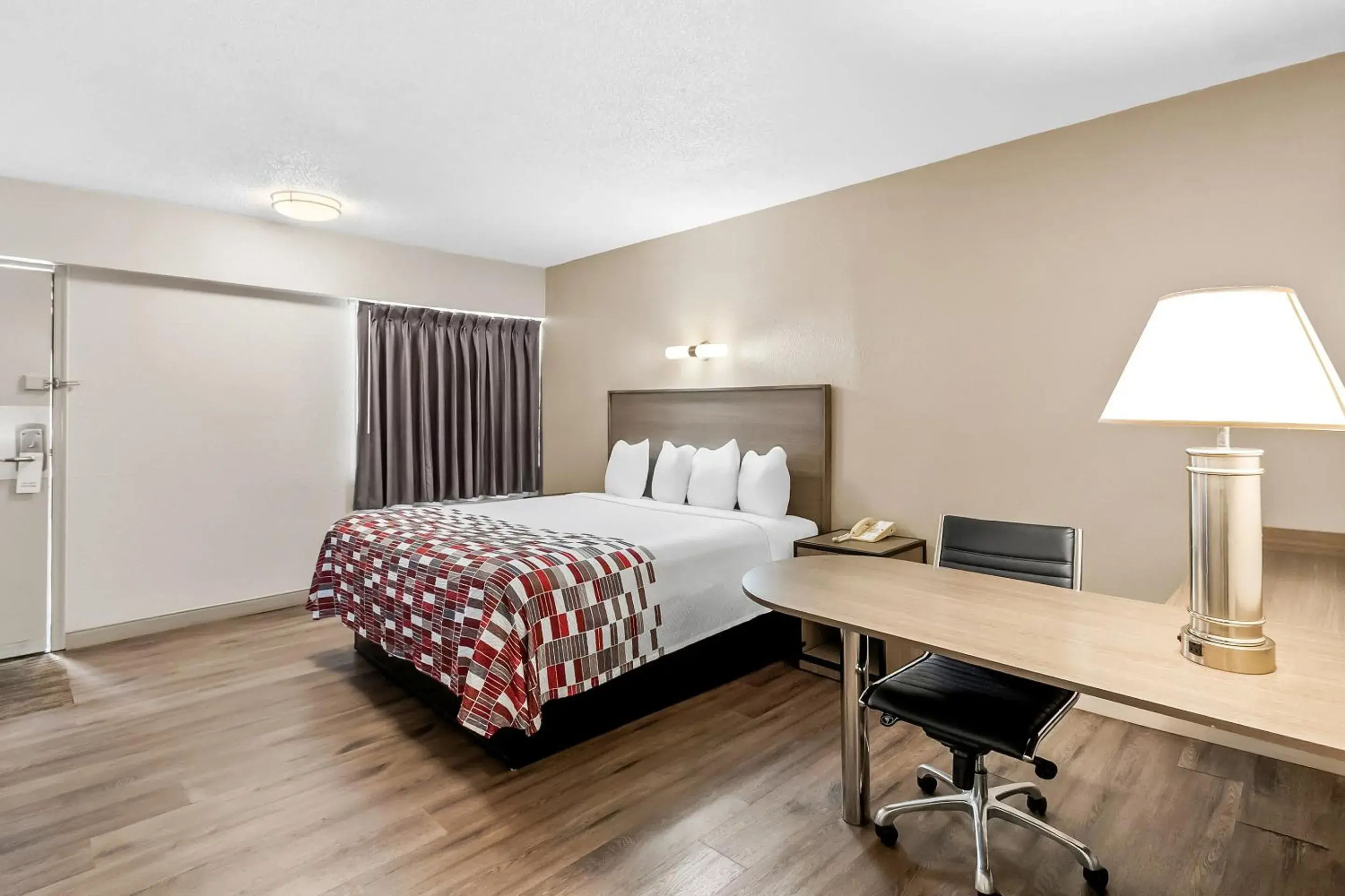 Bedroom, Bed in Red Roof Inn Washington, DC Bedroom, Bed in Red Roof Inn Washington, DC